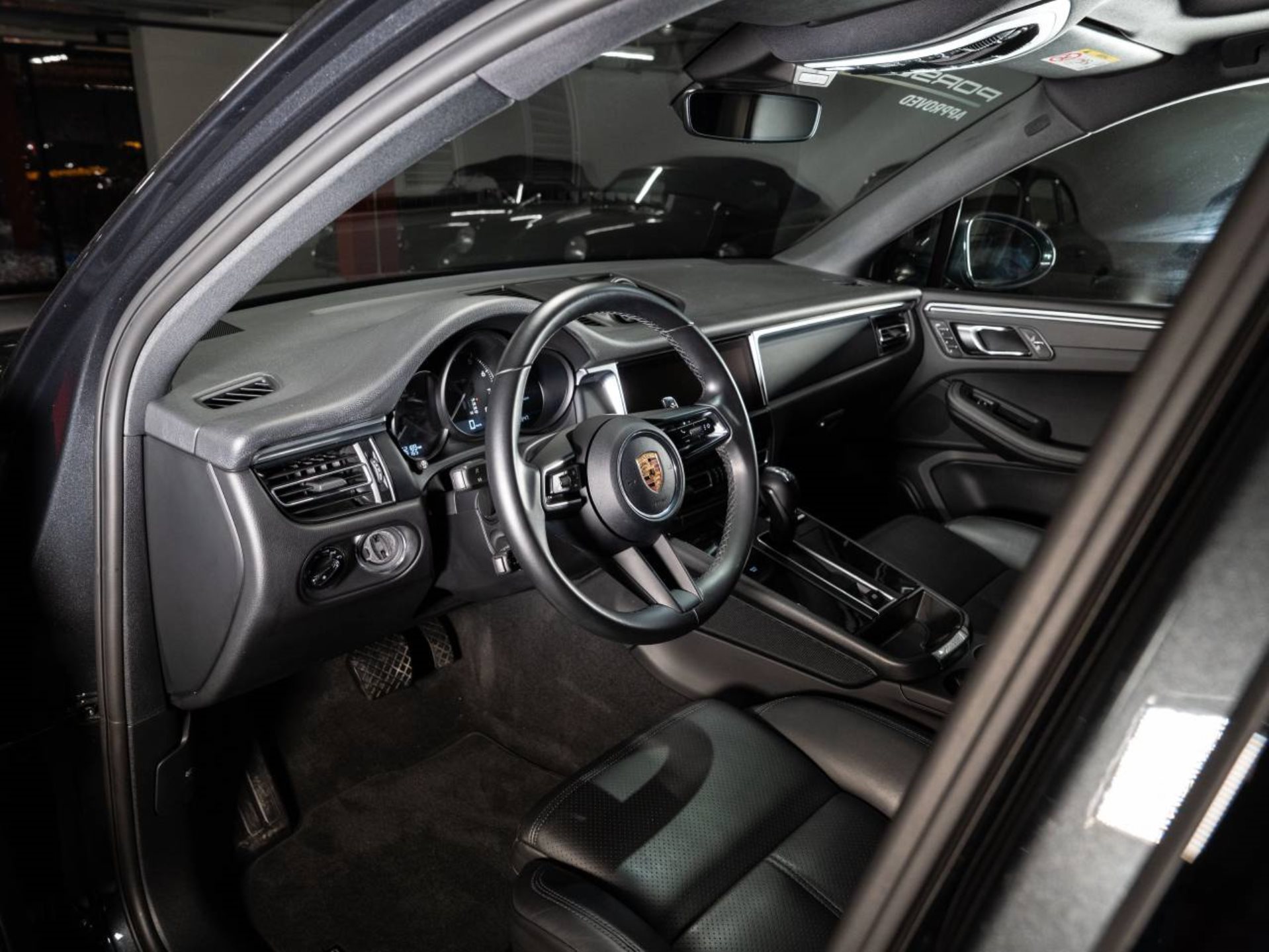 PORSCHE Macan-image-3
