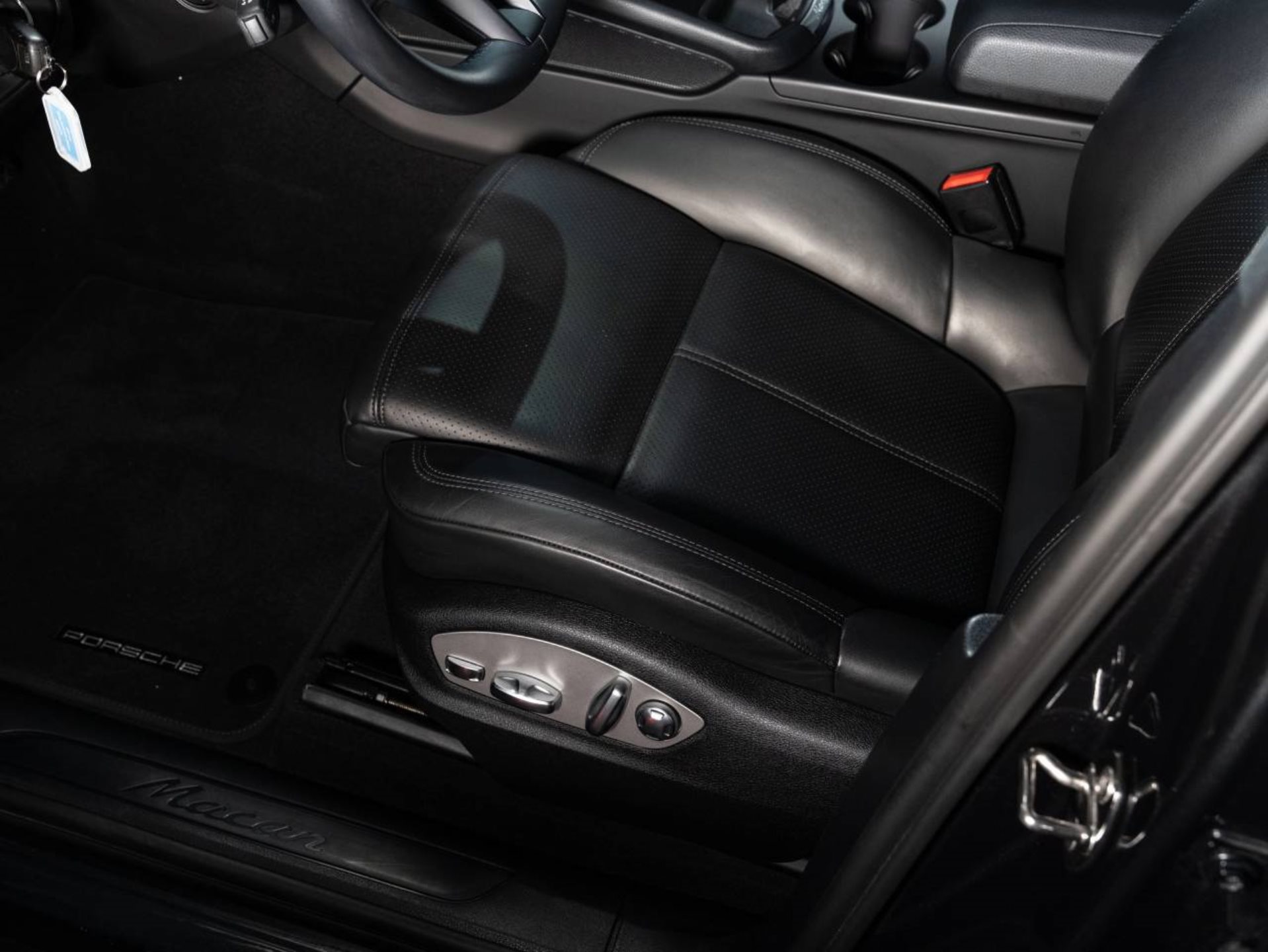 PORSCHE Macan-image-13
