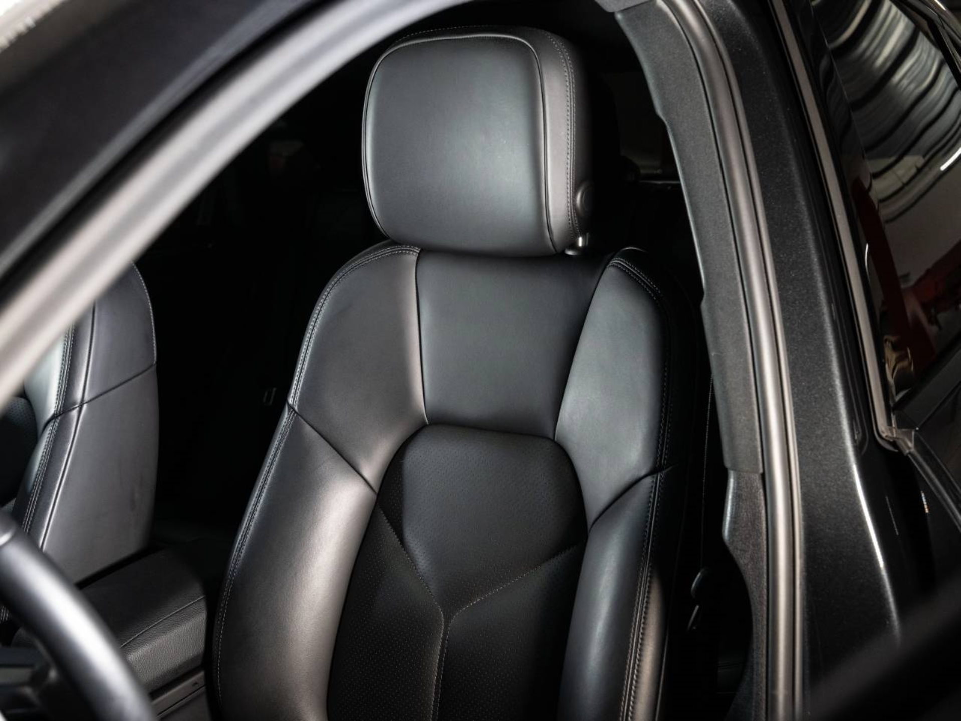 PORSCHE Macan-image-12