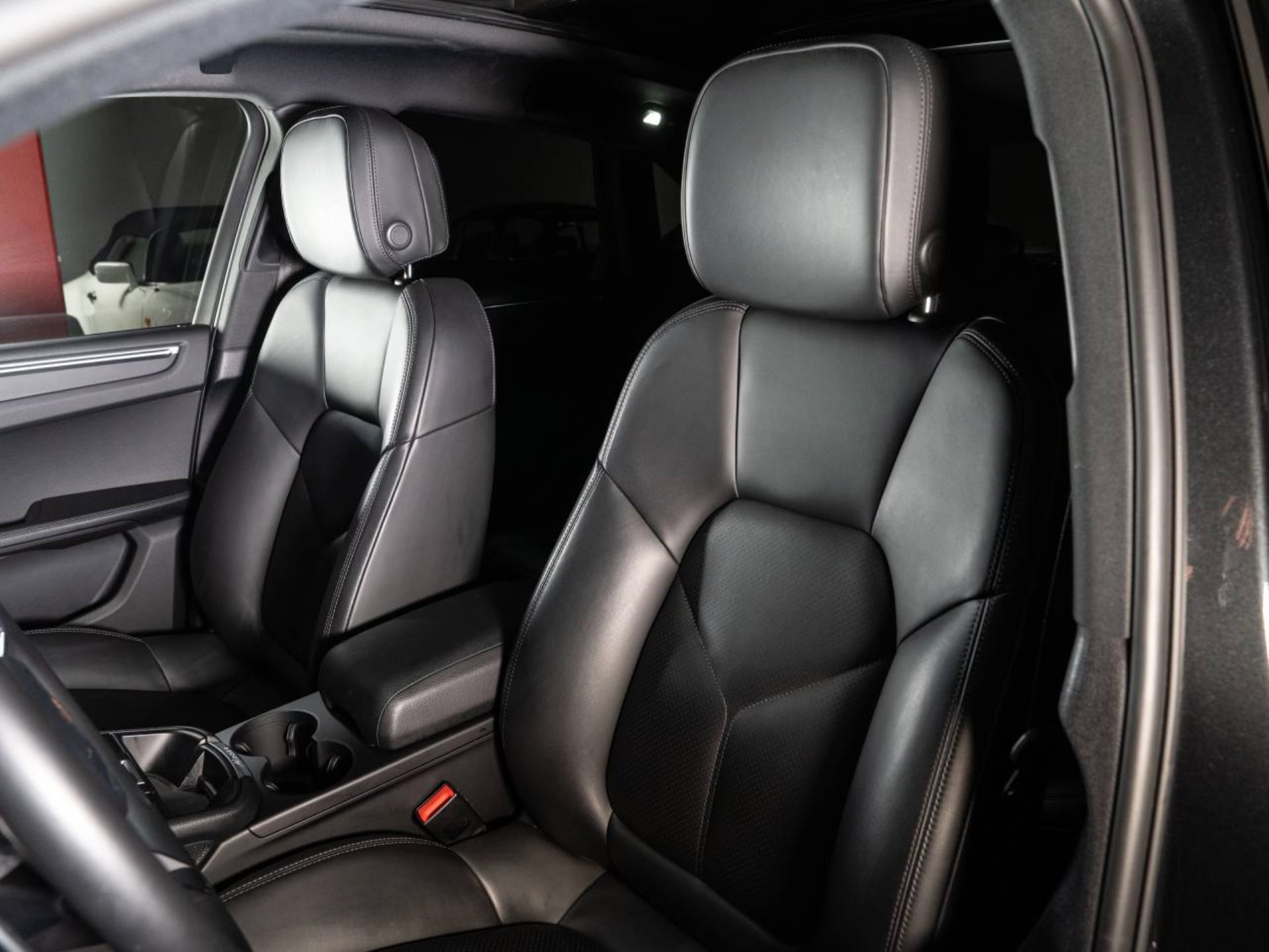PORSCHE Macan-image-4