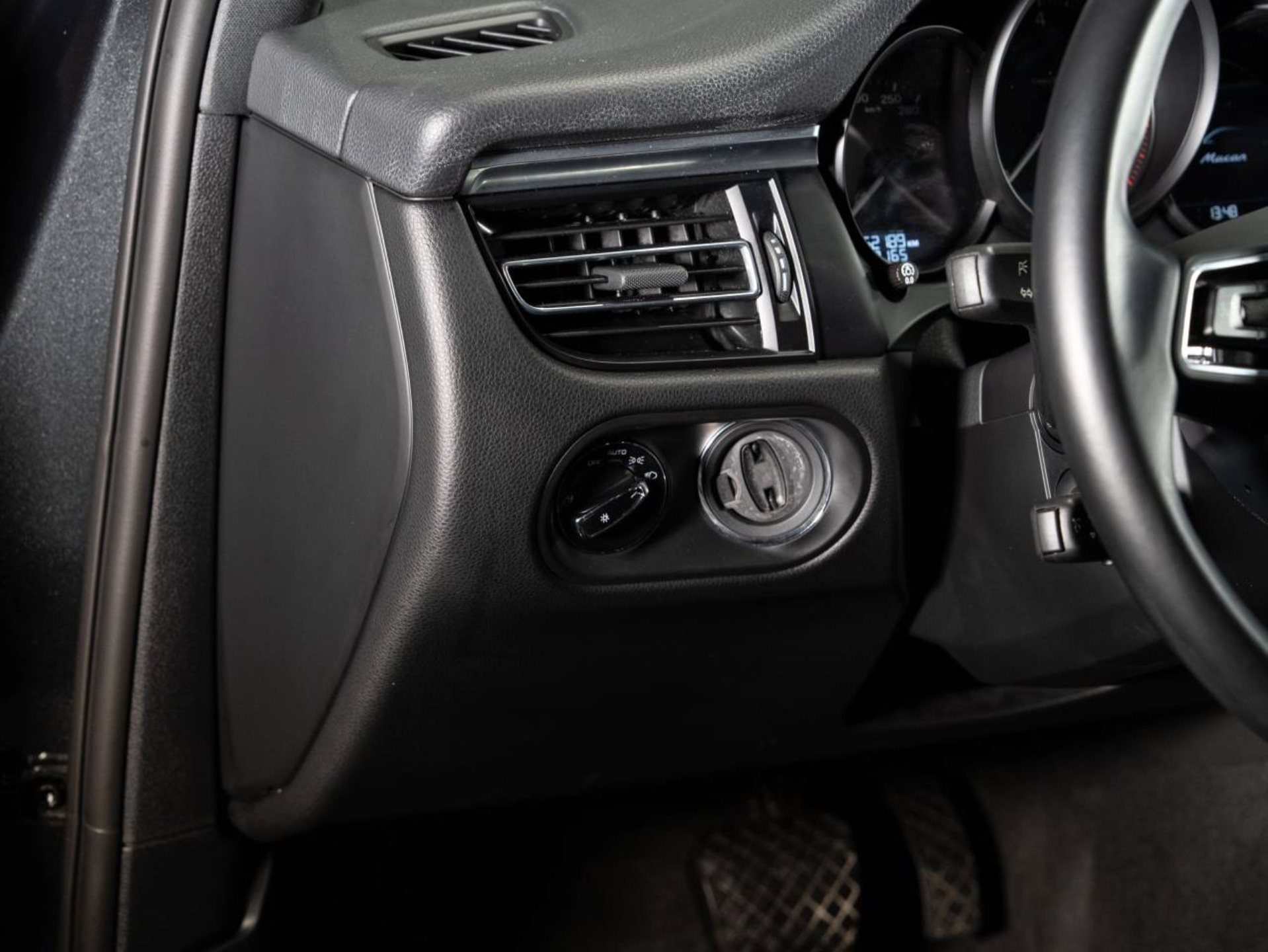 PORSCHE Macan-image-14