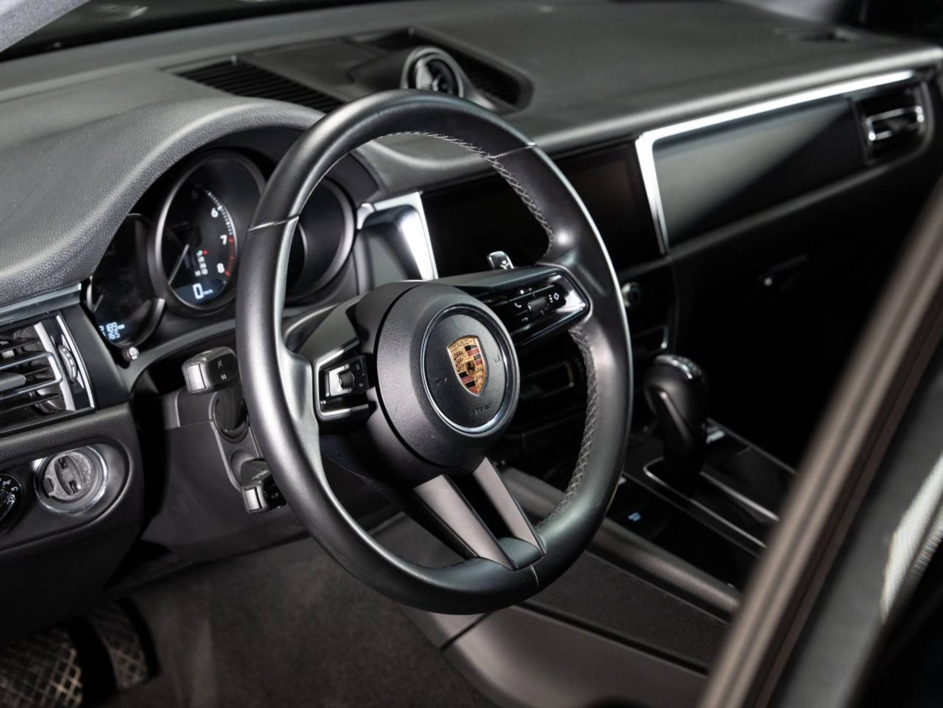 PORSCHE Macan-image-8