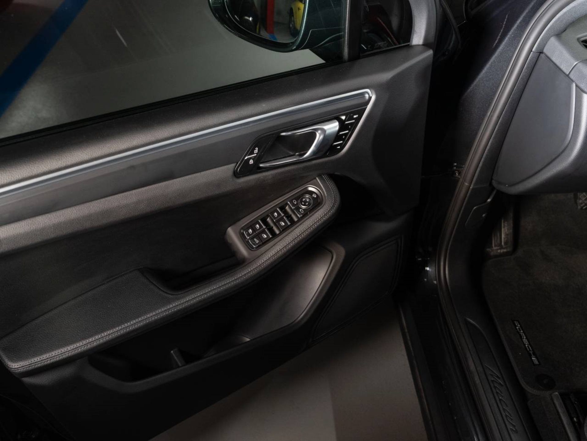 PORSCHE Macan-image-15