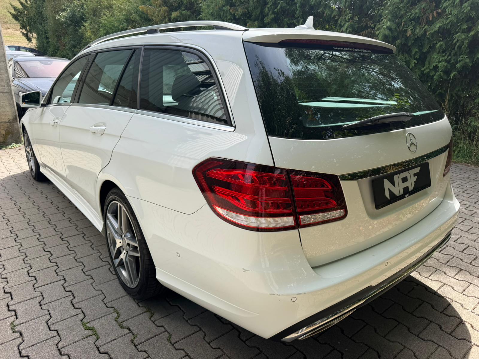 MERCEDES-BENZ E 220 BlueTEC 4Matic 7G-Tronic AMG Line-image-2
