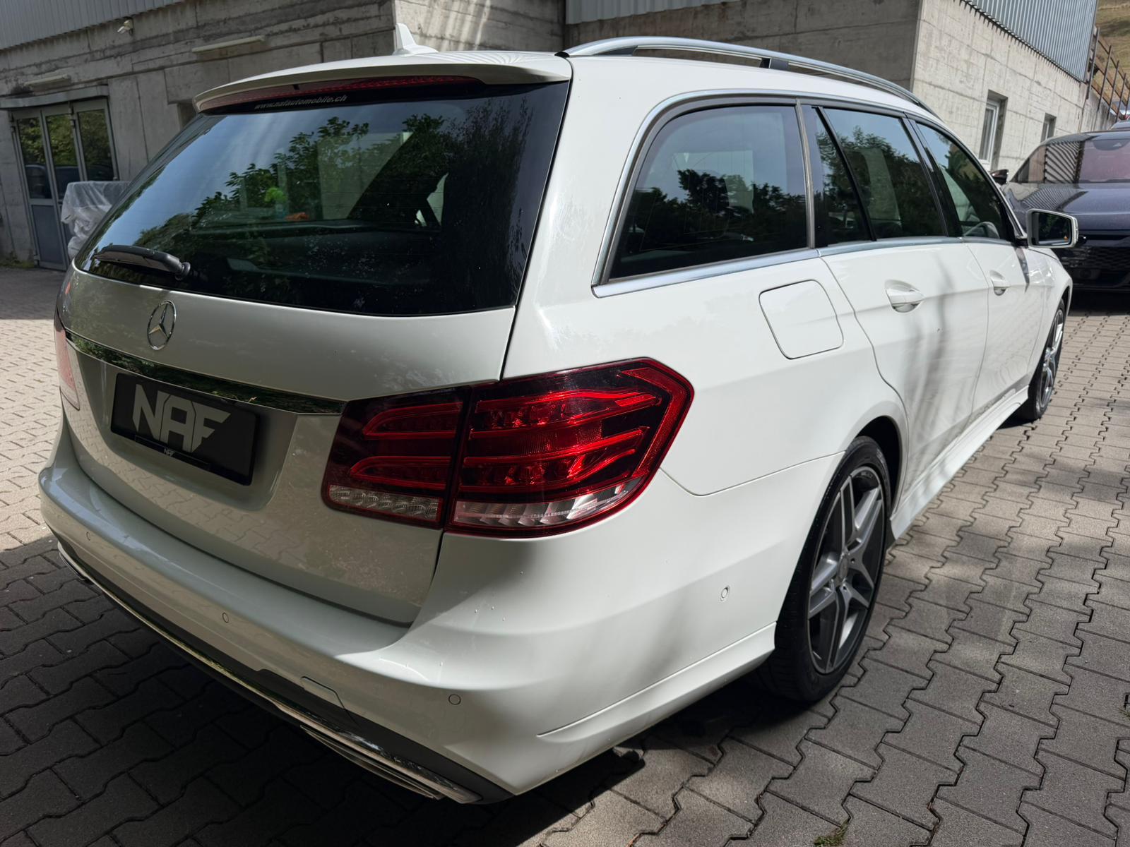 MERCEDES-BENZ E 220 BlueTEC 4Matic 7G-Tronic AMG Line-image-4