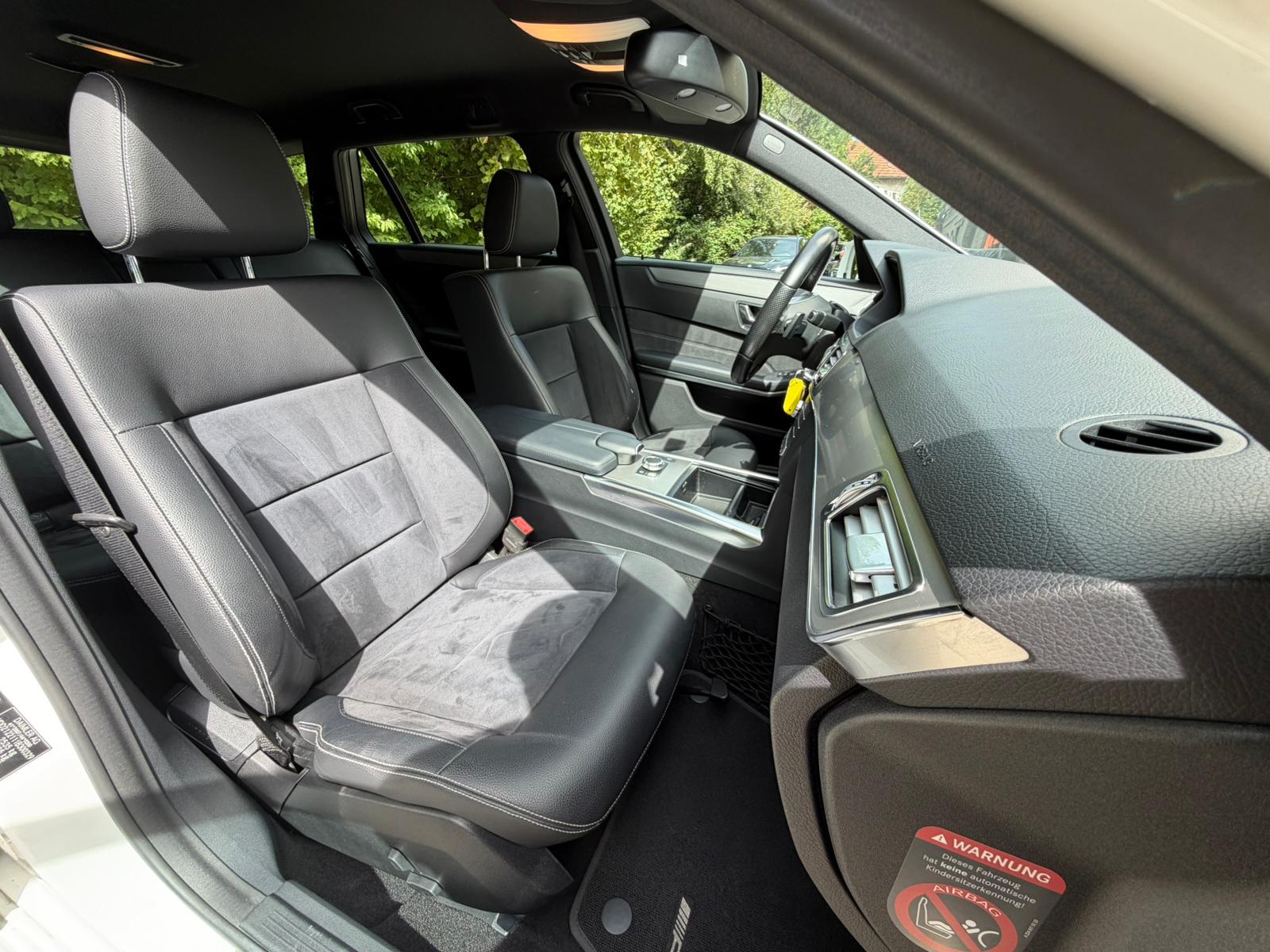 MERCEDES-BENZ E 220 BlueTEC 4Matic 7G-Tronic AMG Line-image-16