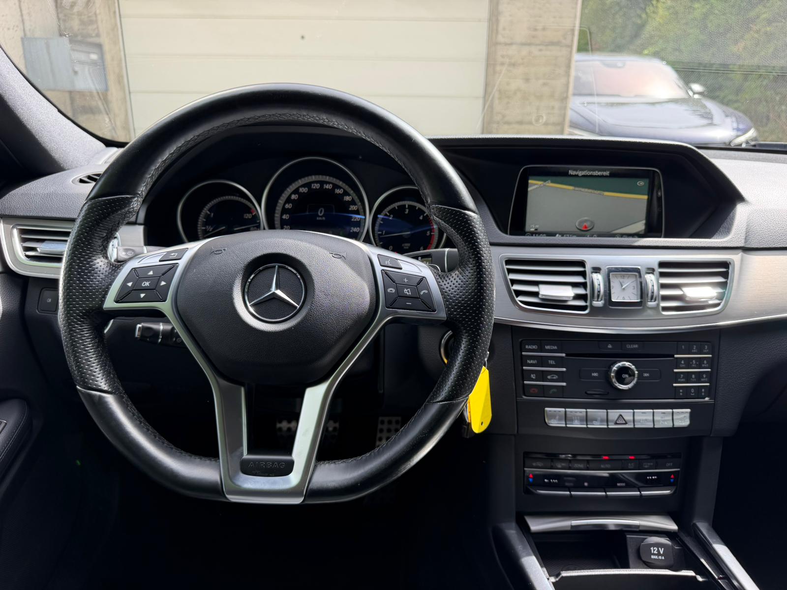 MERCEDES-BENZ E 220 BlueTEC 4Matic 7G-Tronic AMG Line-image-18