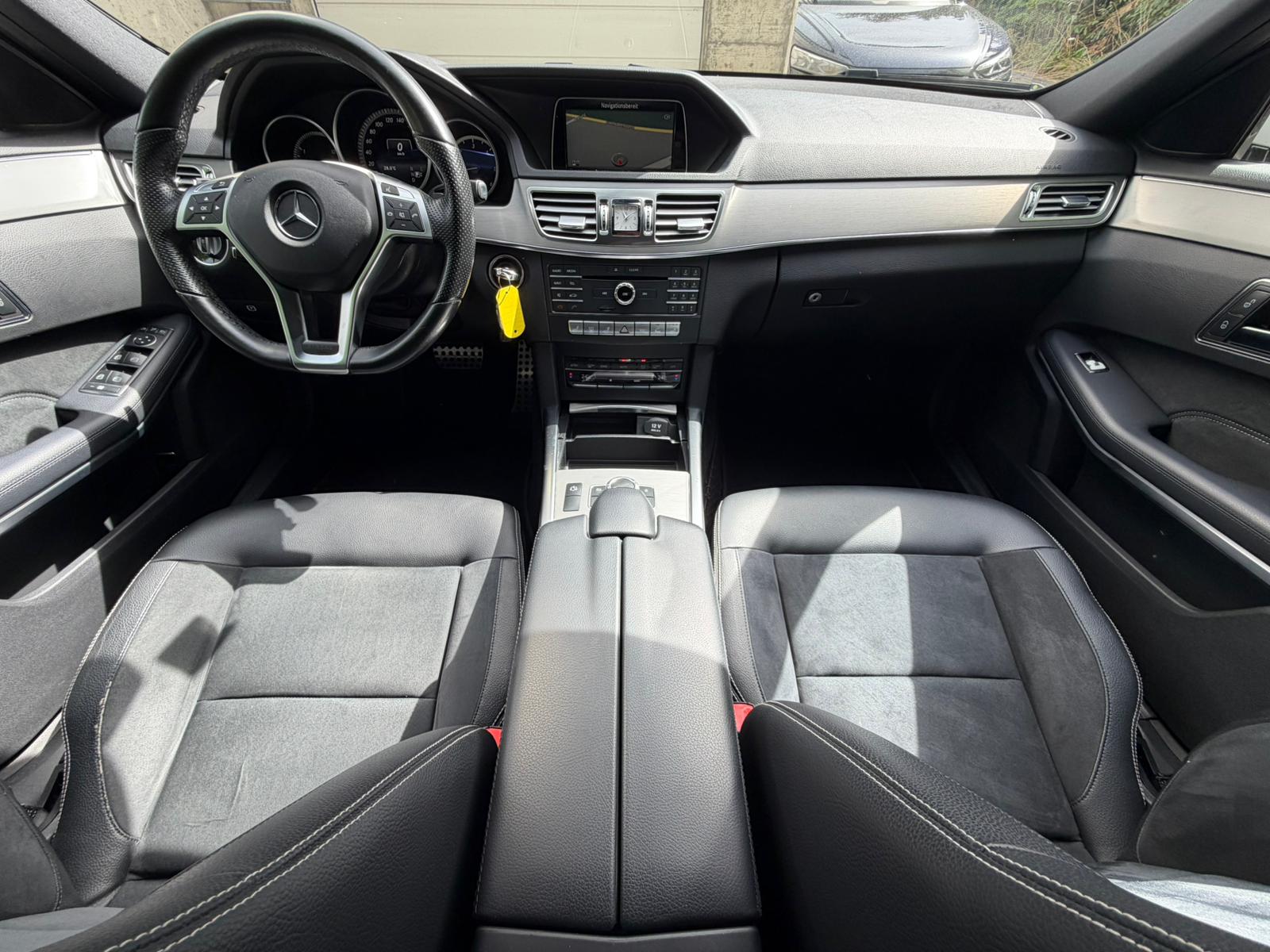 MERCEDES-BENZ E 220 BlueTEC 4Matic 7G-Tronic AMG Line-image-17