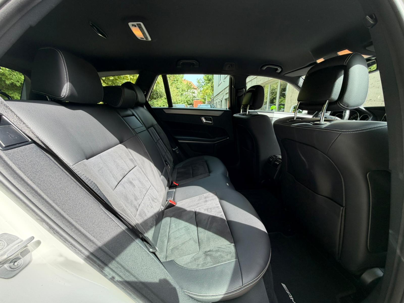 MERCEDES-BENZ E 220 BlueTEC 4Matic 7G-Tronic AMG Line-image-14