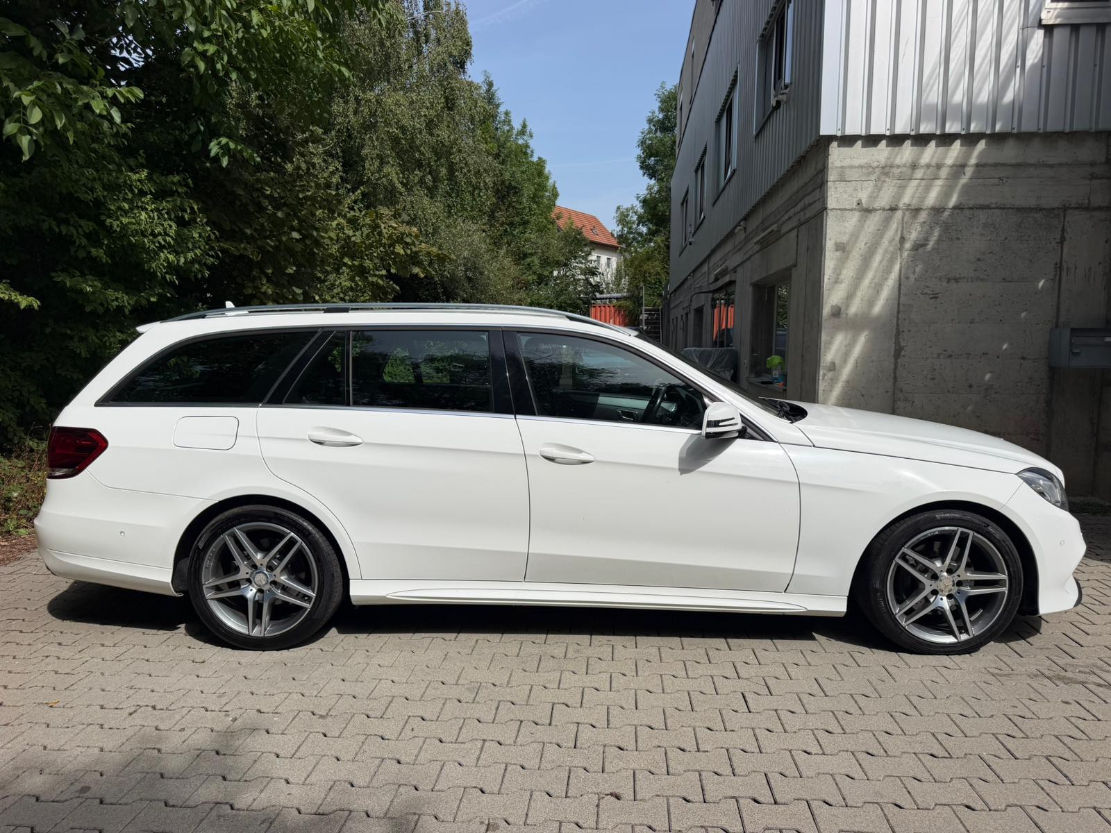 MERCEDES-BENZ E 220 BlueTEC 4Matic 7G-Tronic AMG Line-image-5