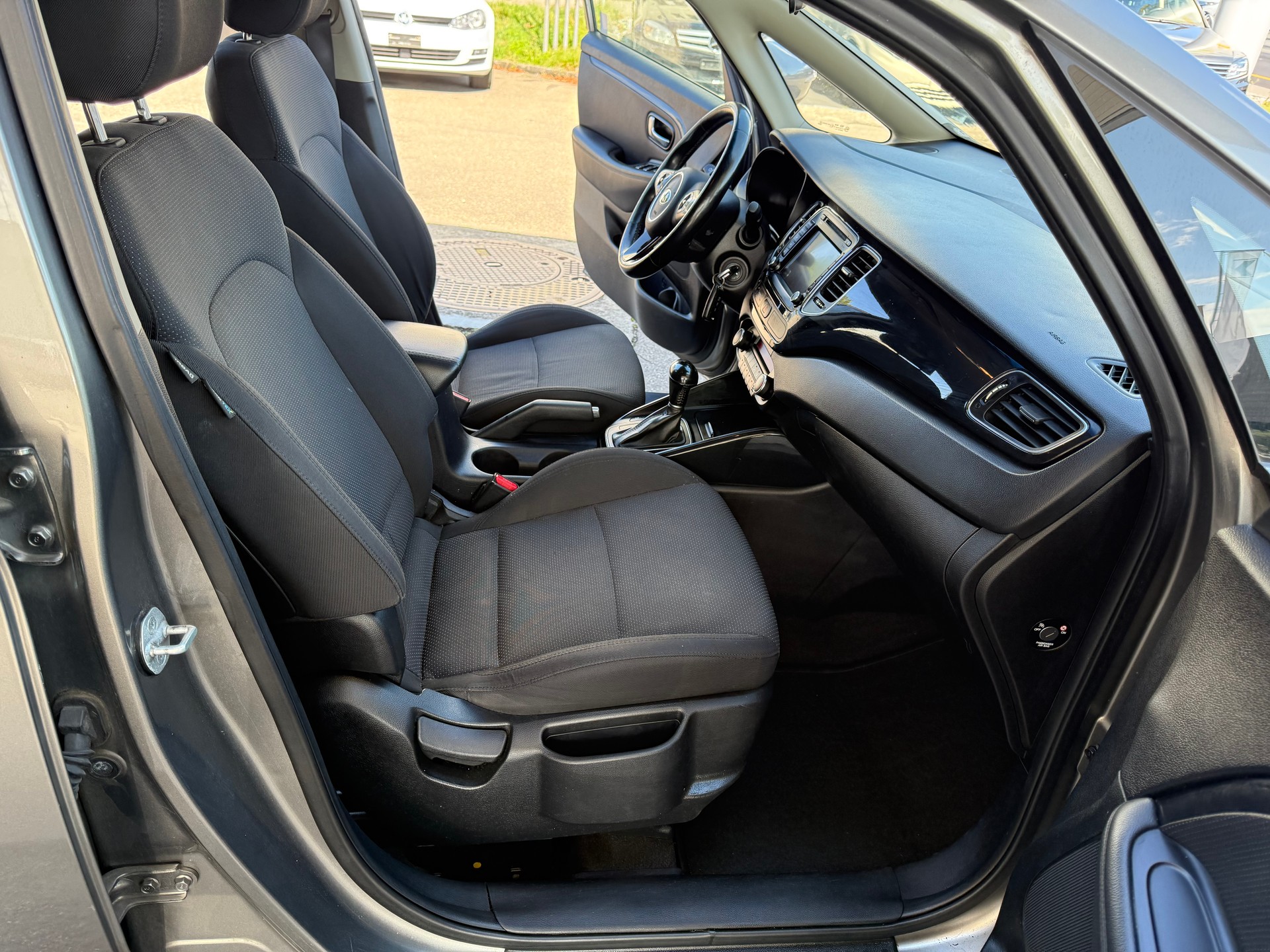 KIA Carens 1.7 CRDi Trend DCT-image-10