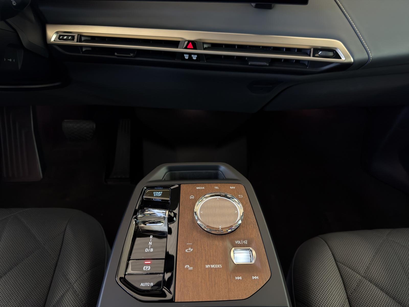 BMW iX xDrive40 SportPaket-image-16