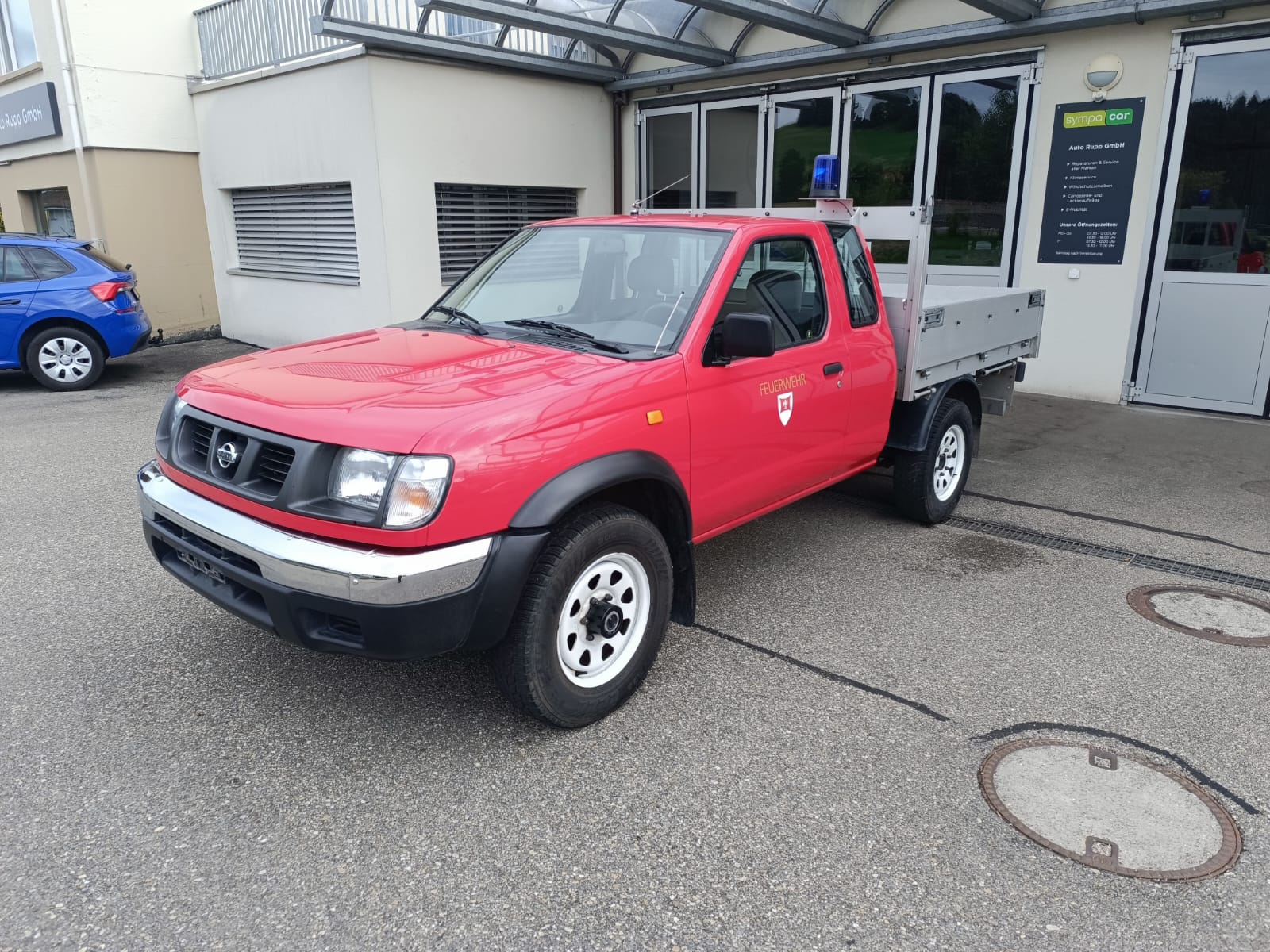 NISSAN King Cab 2.4 4x4-image-1