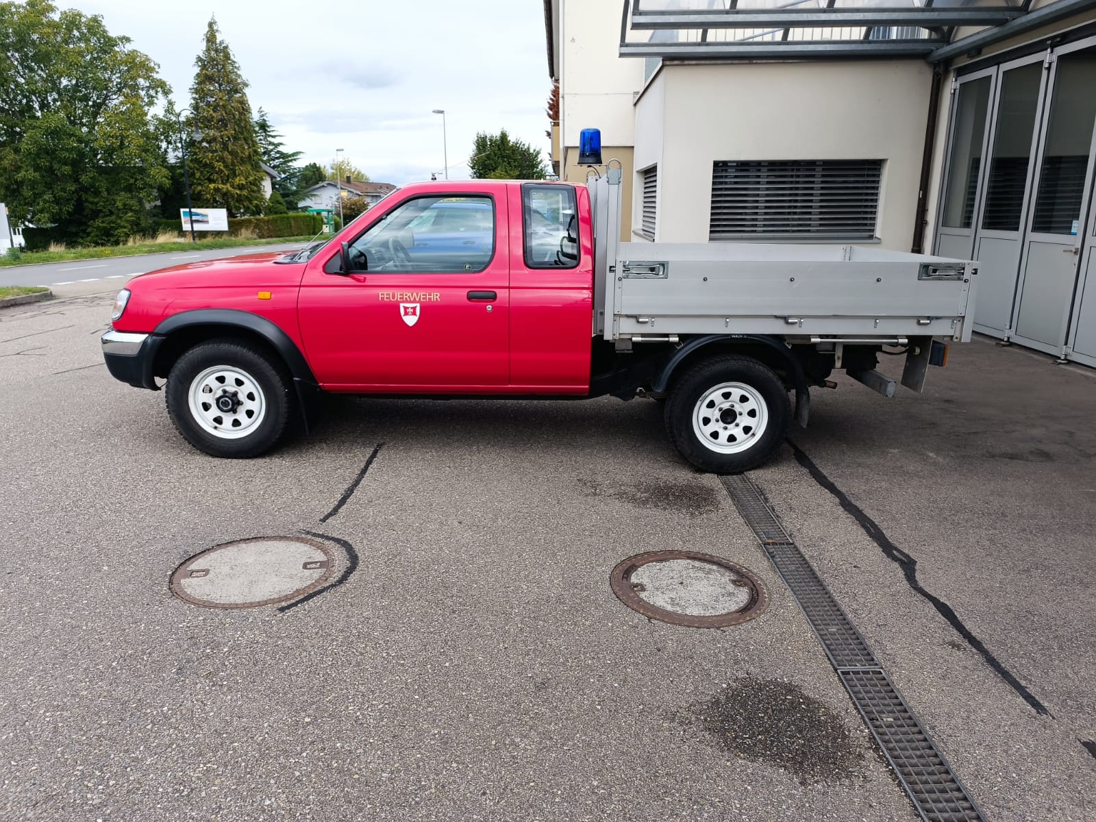 NISSAN King Cab 2.4 4x4-image-2