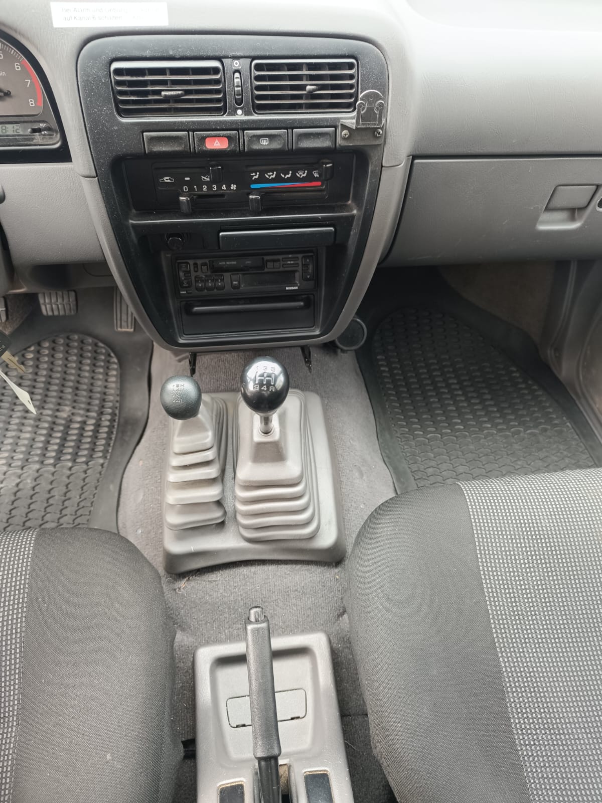 NISSAN King Cab 2.4 4x4-image-11