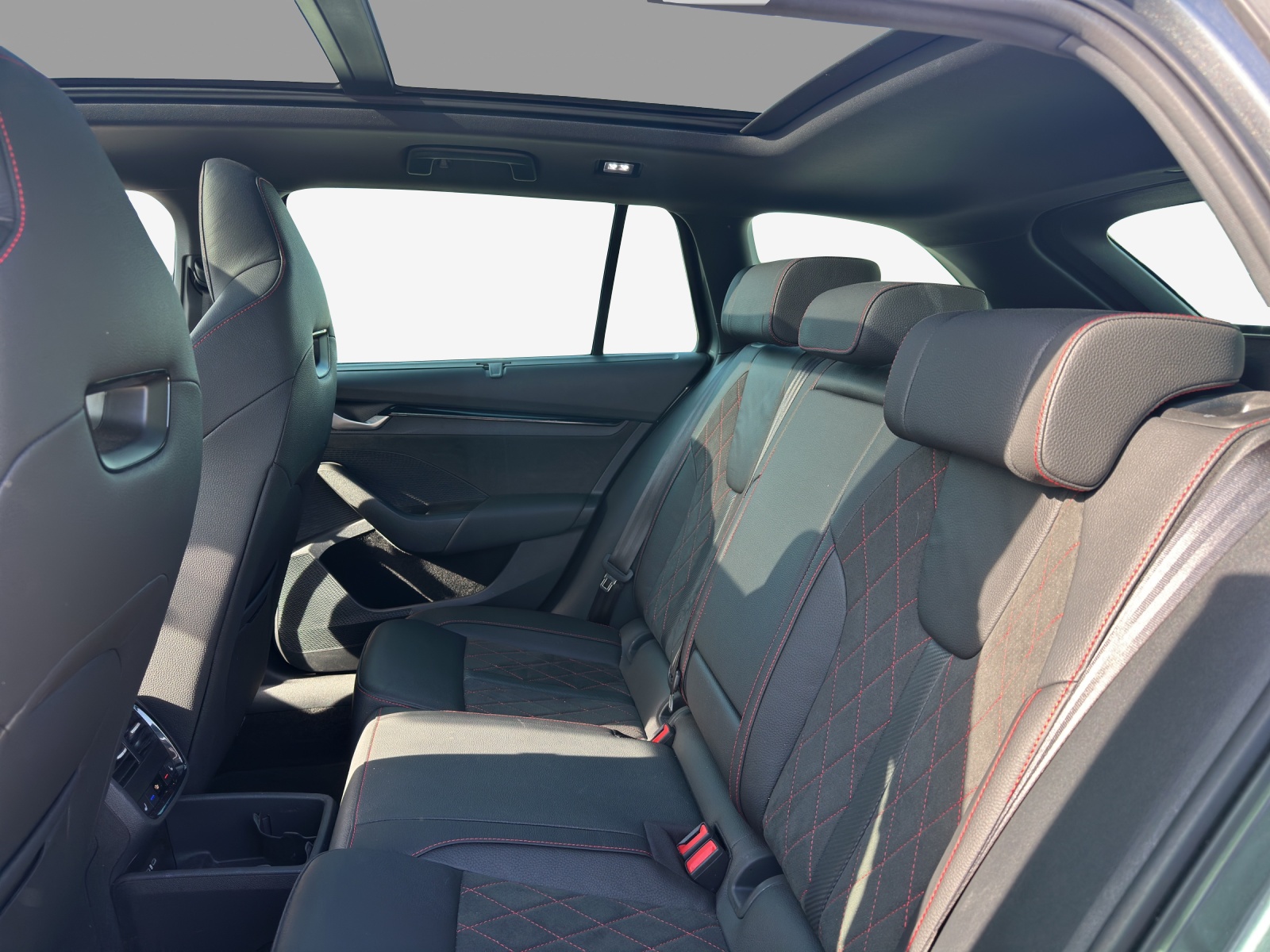 SKODA Octavia Combi 2.0 TSI DSG RS-image-11