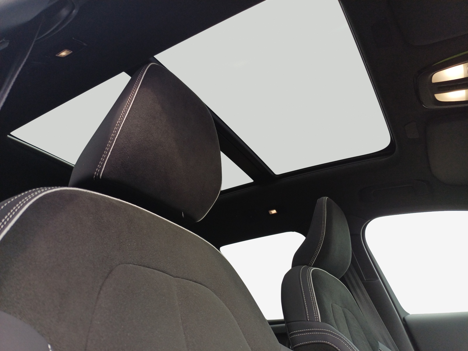 VOLVO XC40 Recharge P8 Twin AWD Pure Electric Ultimate-image-12