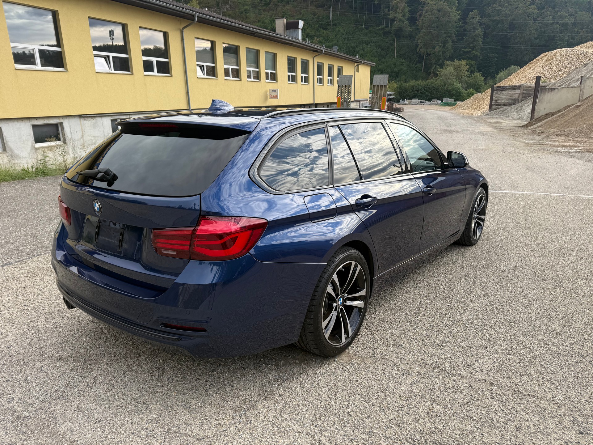 BMW 320d xDrive Touring Swiss Advantage Sport Stept-image-4
