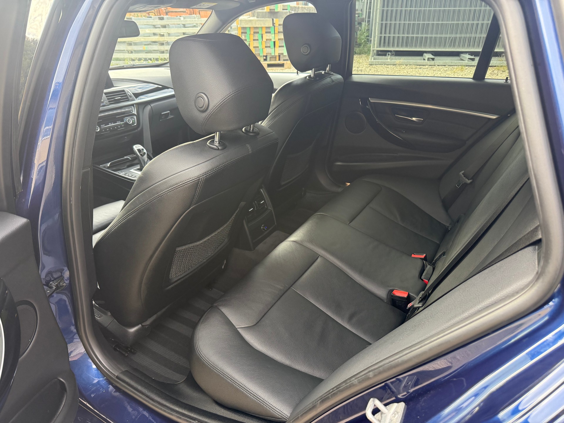 BMW 320d xDrive Touring Swiss Advantage Sport Stept-image-8