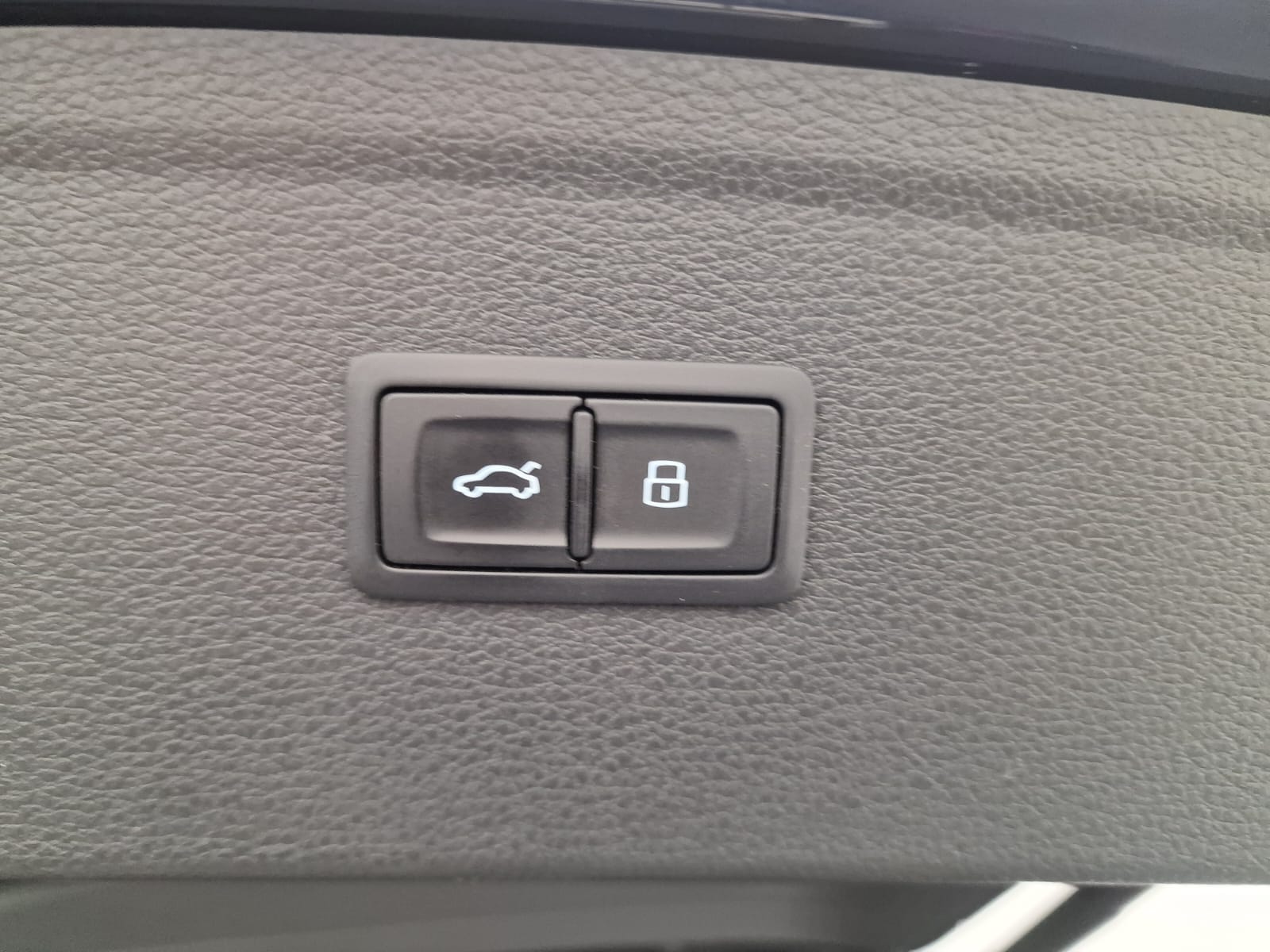 AUDI Q5 2.0 TFSI design quattro S-tronic-image-14