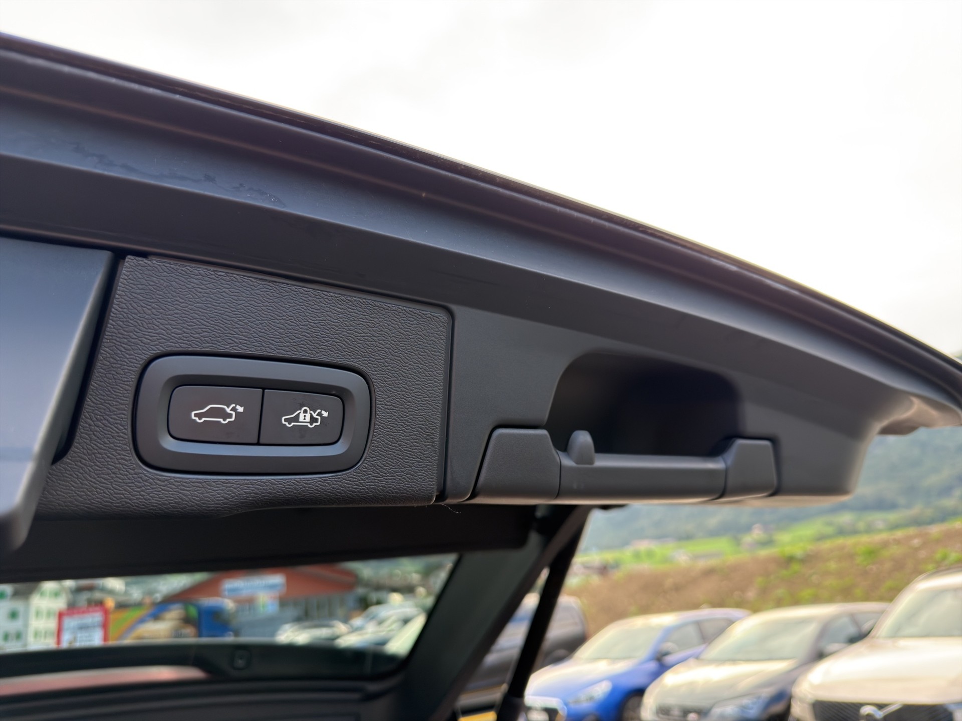 VOLVO XC60 2.0 T6 TE Plus Dark eAWD-image-18