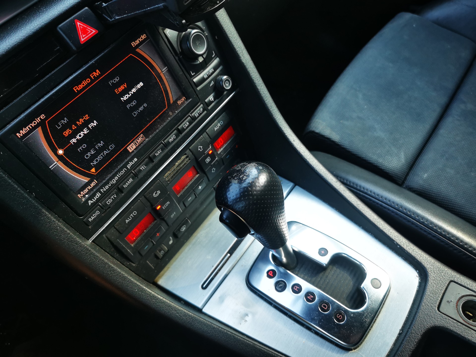 AUDI A4 Avant 2.0 Turbo FSI quattro-image-9