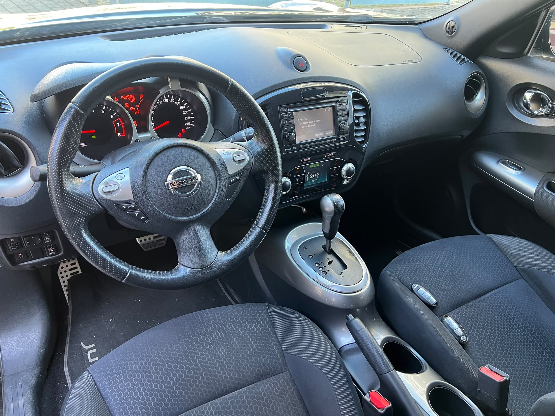 NISSAN Juke 1.6 DIG-T tekna 4x4 Xtronic M-CVT-image-17