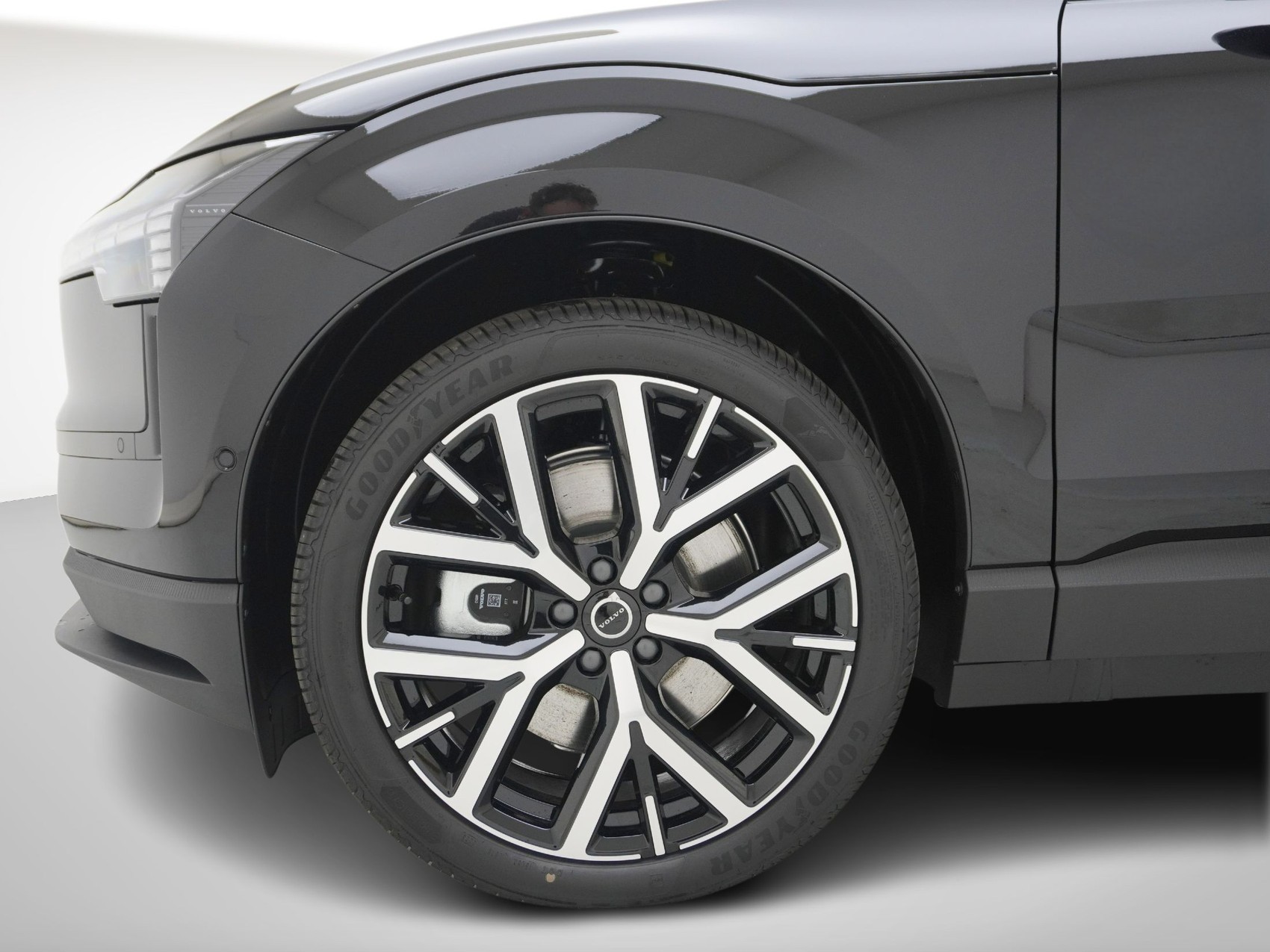 VOLVO EX 30 Twin Ultra Performance Black Edition AWD-image-5
