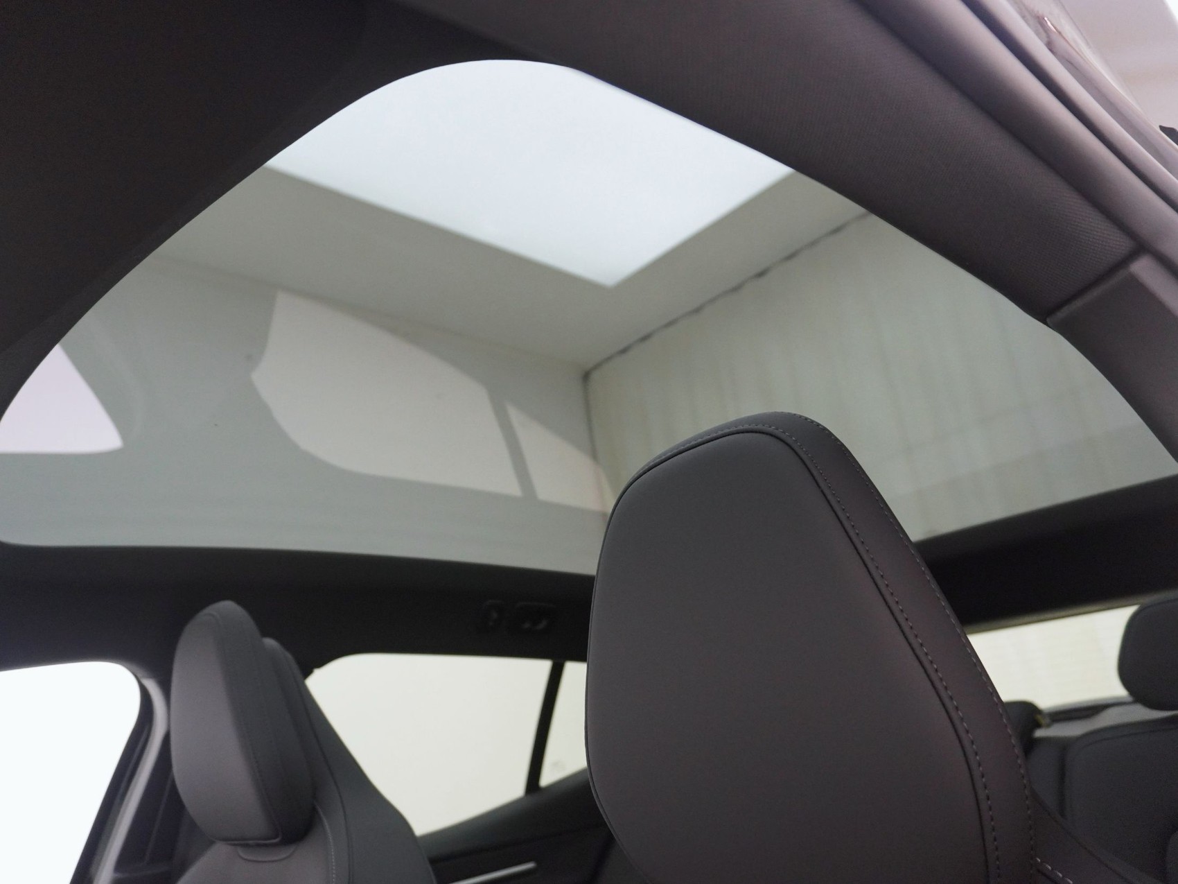 VOLVO EX 30 Twin Ultra Performance Black Edition AWD-image-21