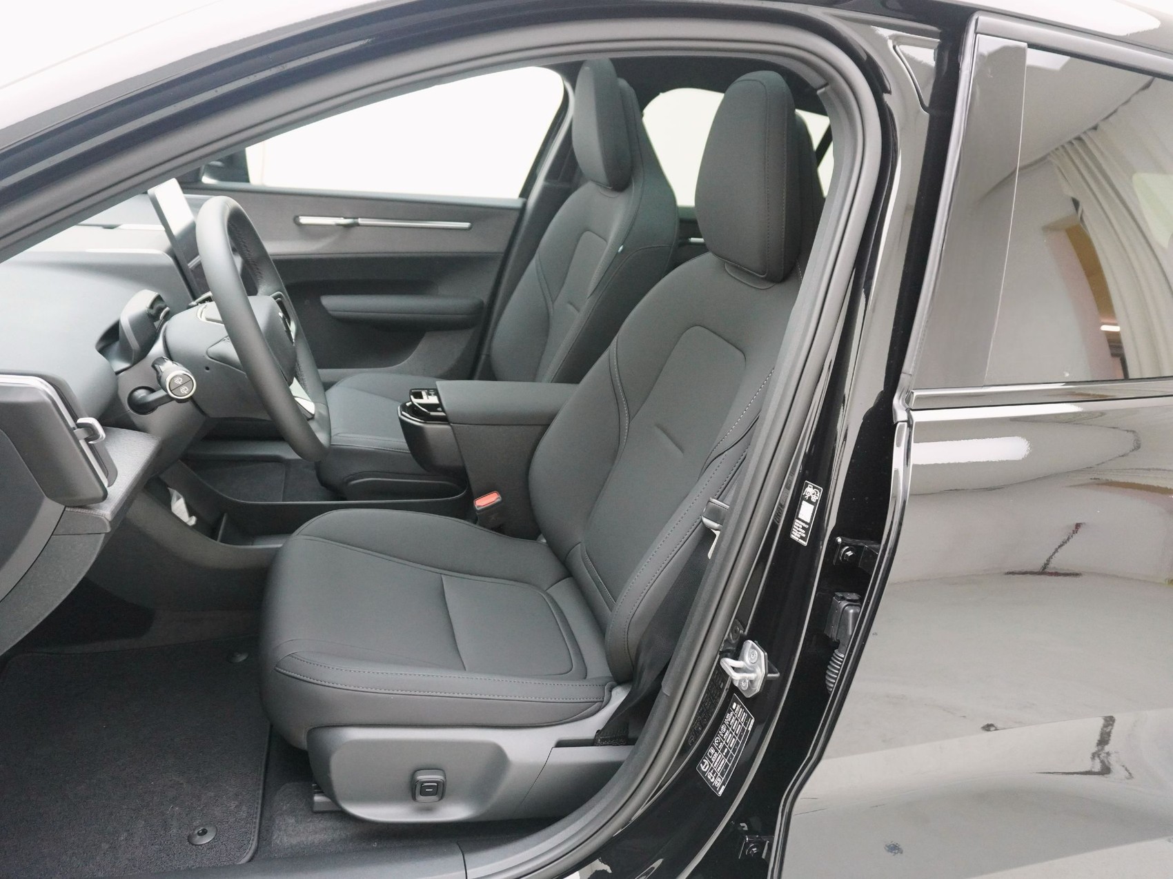 VOLVO EX 30 Twin Ultra Performance Black Edition AWD-image-6