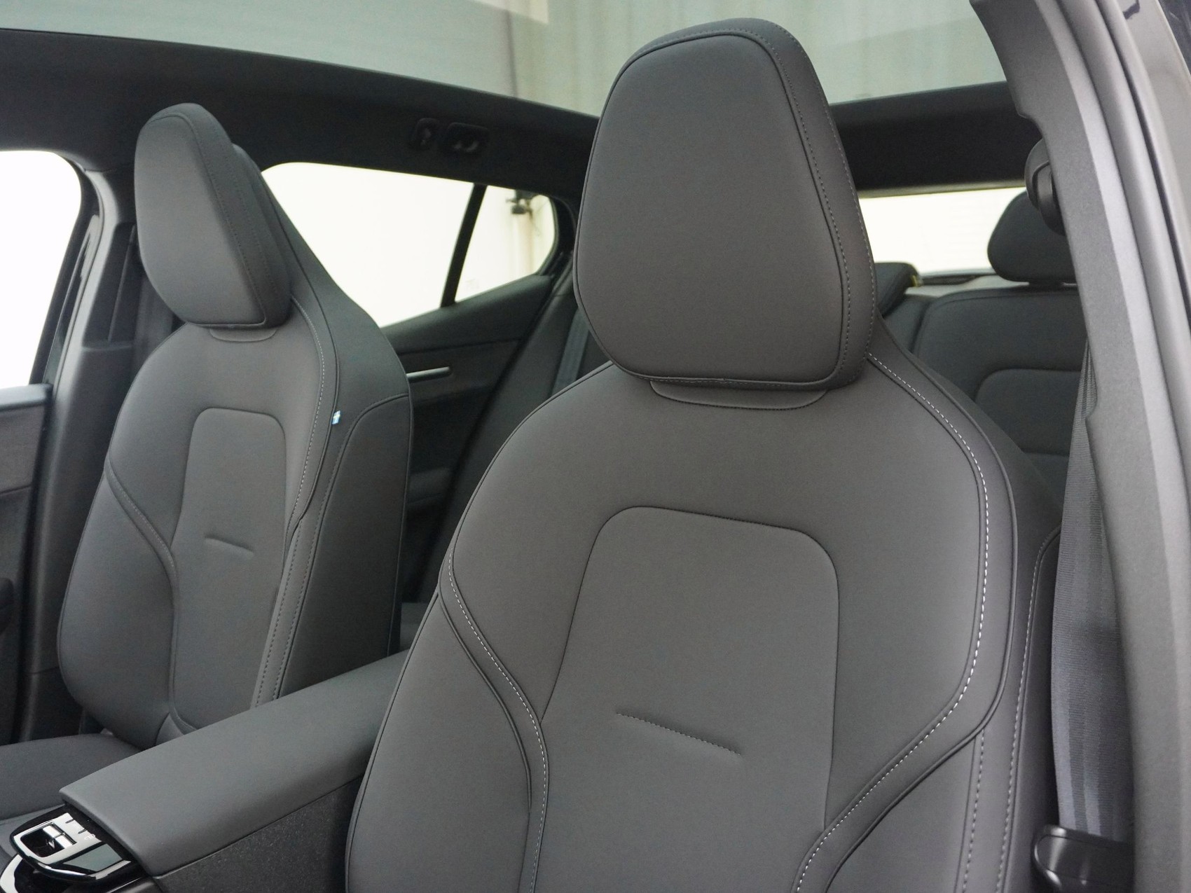 VOLVO EX 30 Twin Ultra Performance Black Edition AWD-image-8