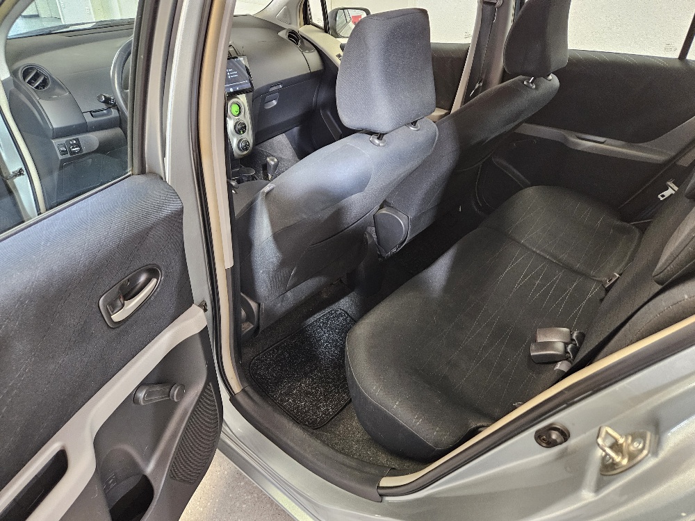 TOYOTA Yaris 1.3 Linea Sol-image-10