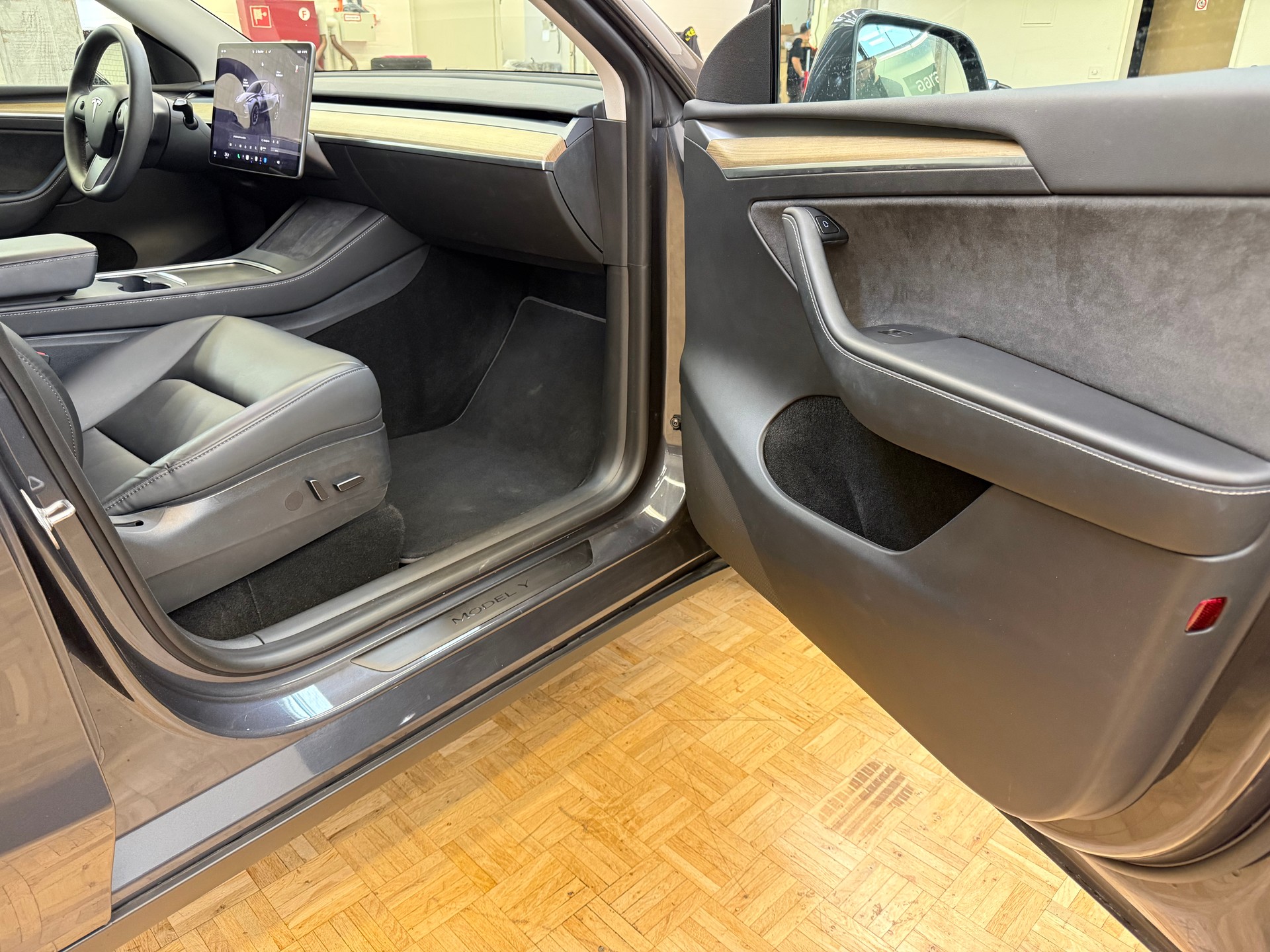 TESLA Model Y Long Range-image-13