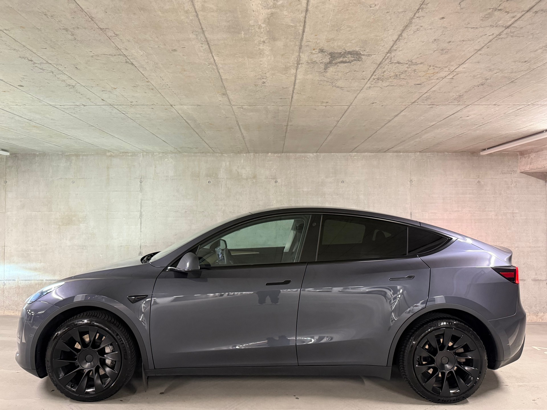 TESLA Model Y Long Range-image-2