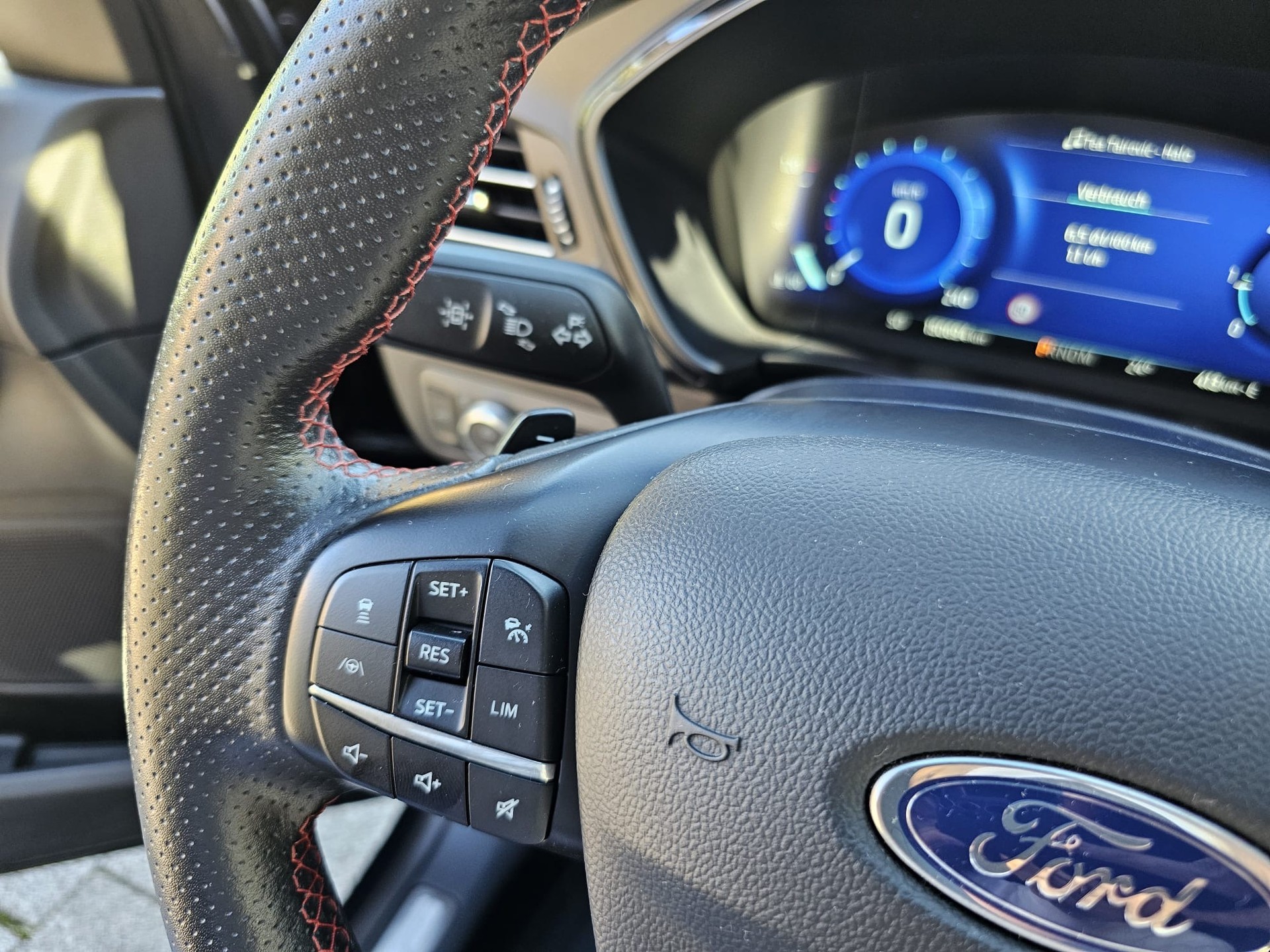 FORD Kuga 2.0 TDCi EcoBlue ST-Line X 4WD-image-6
