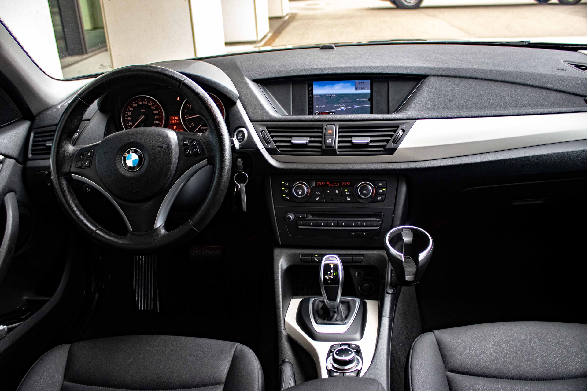 BMW X1 xDrive 20i Steptronic-image-11