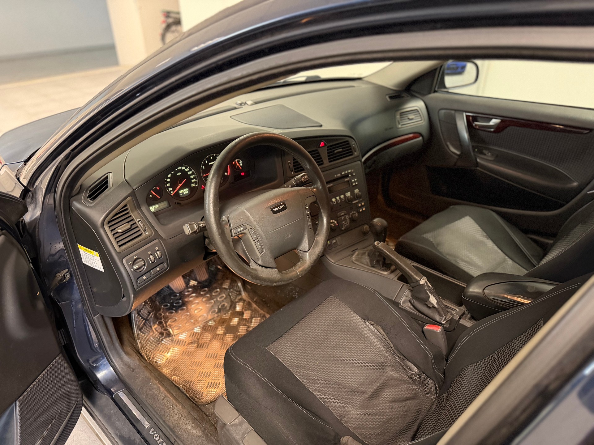 VOLVO V70 T5-image-18