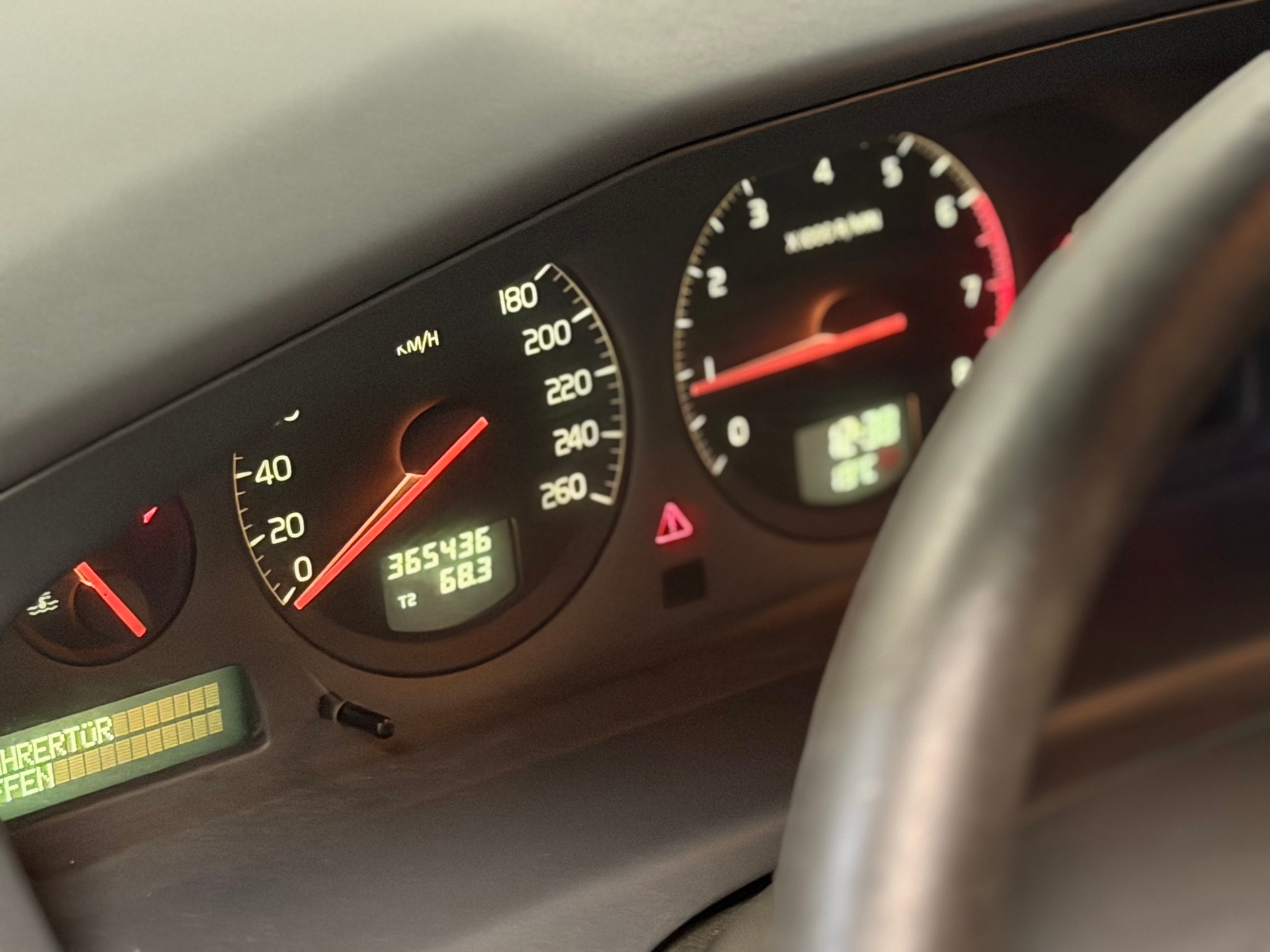 VOLVO V70 T5-image-17