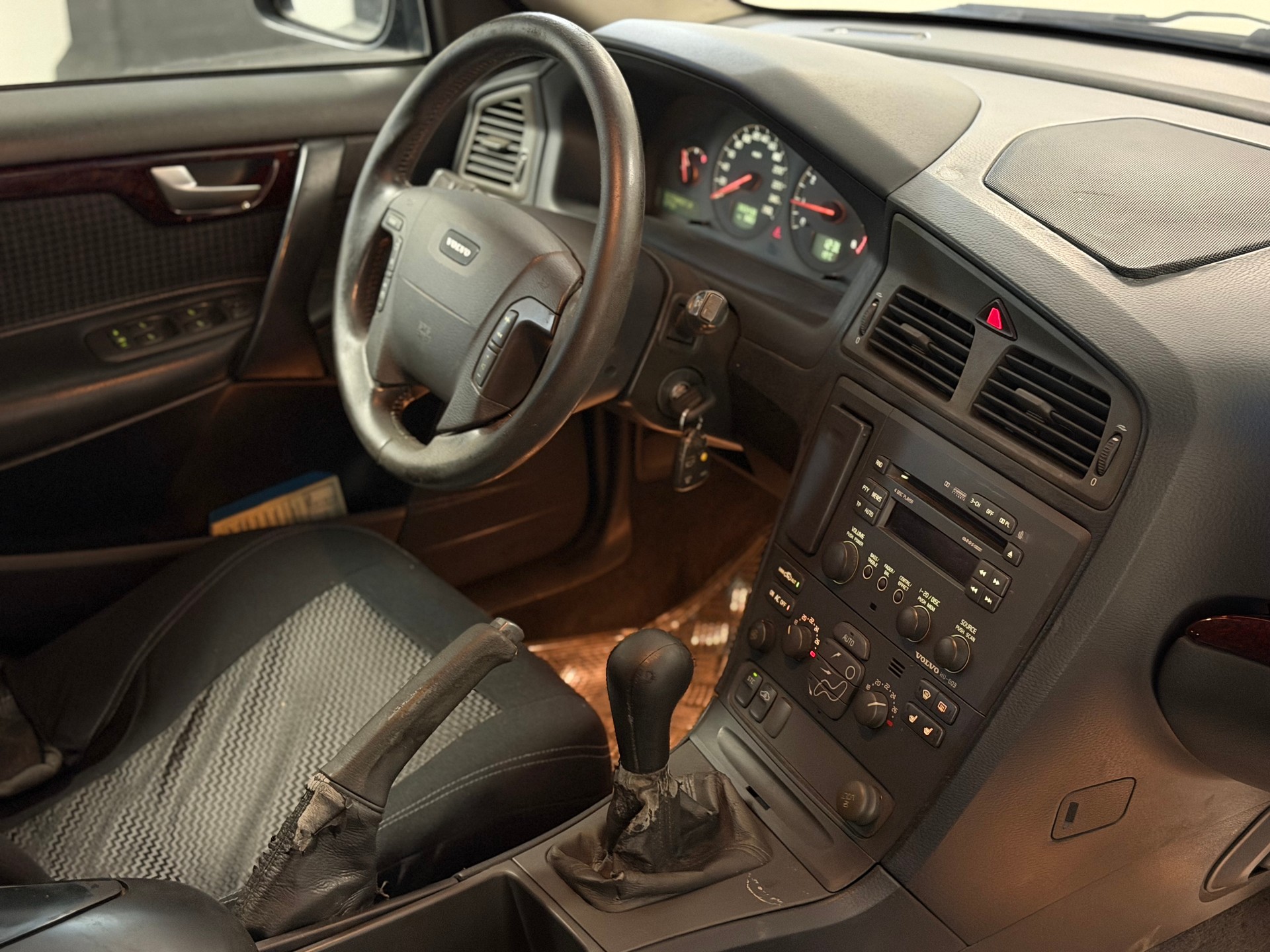 VOLVO V70 T5-image-13