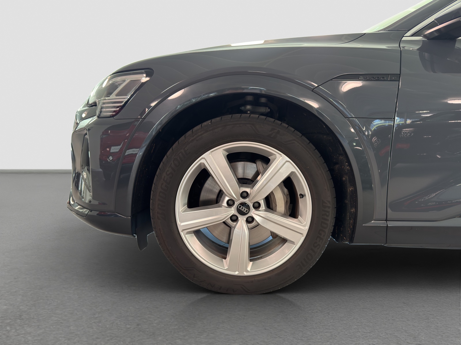 AUDI Q8 50 e-tron advanced quattro-image-4