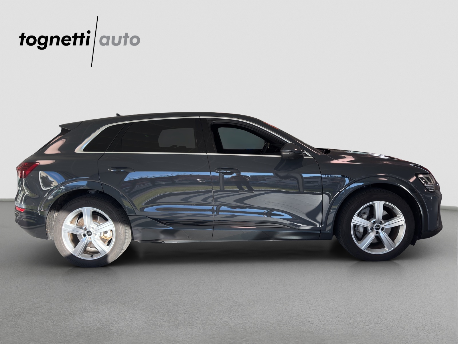 AUDI Q8 50 e-tron advanced quattro-image-2