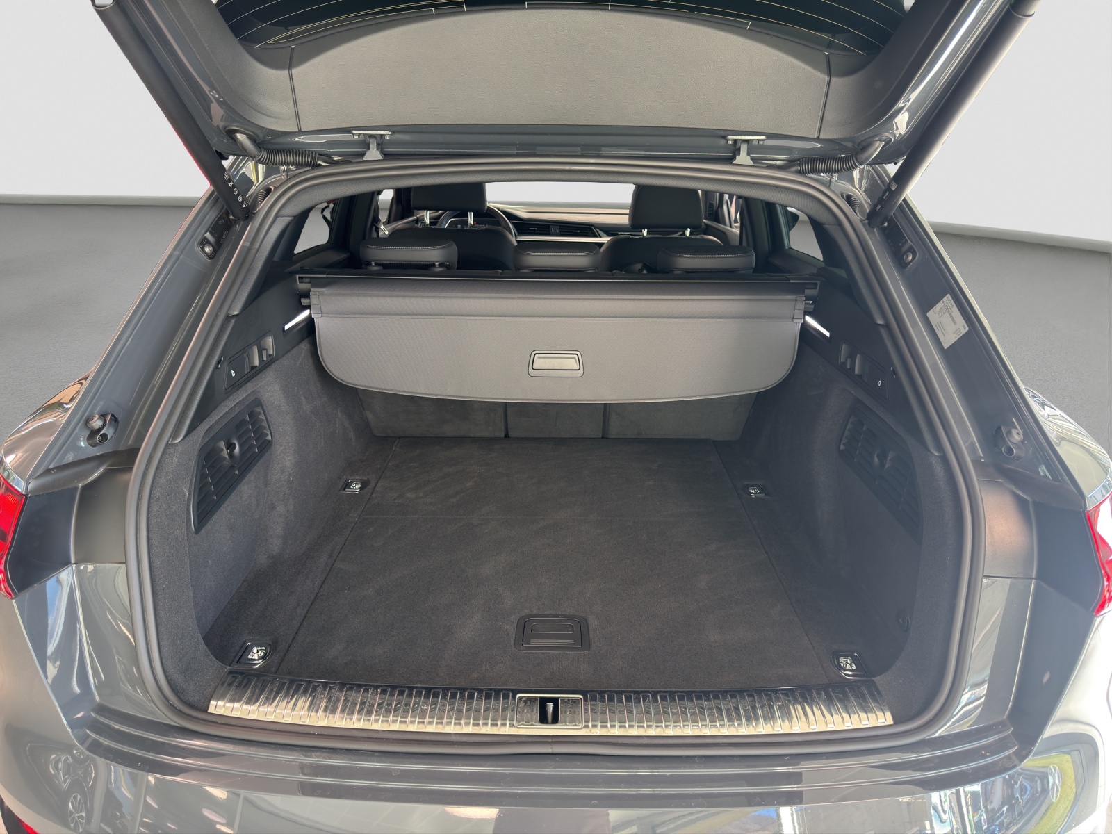 AUDI Q8 50 e-tron advanced quattro-image-9