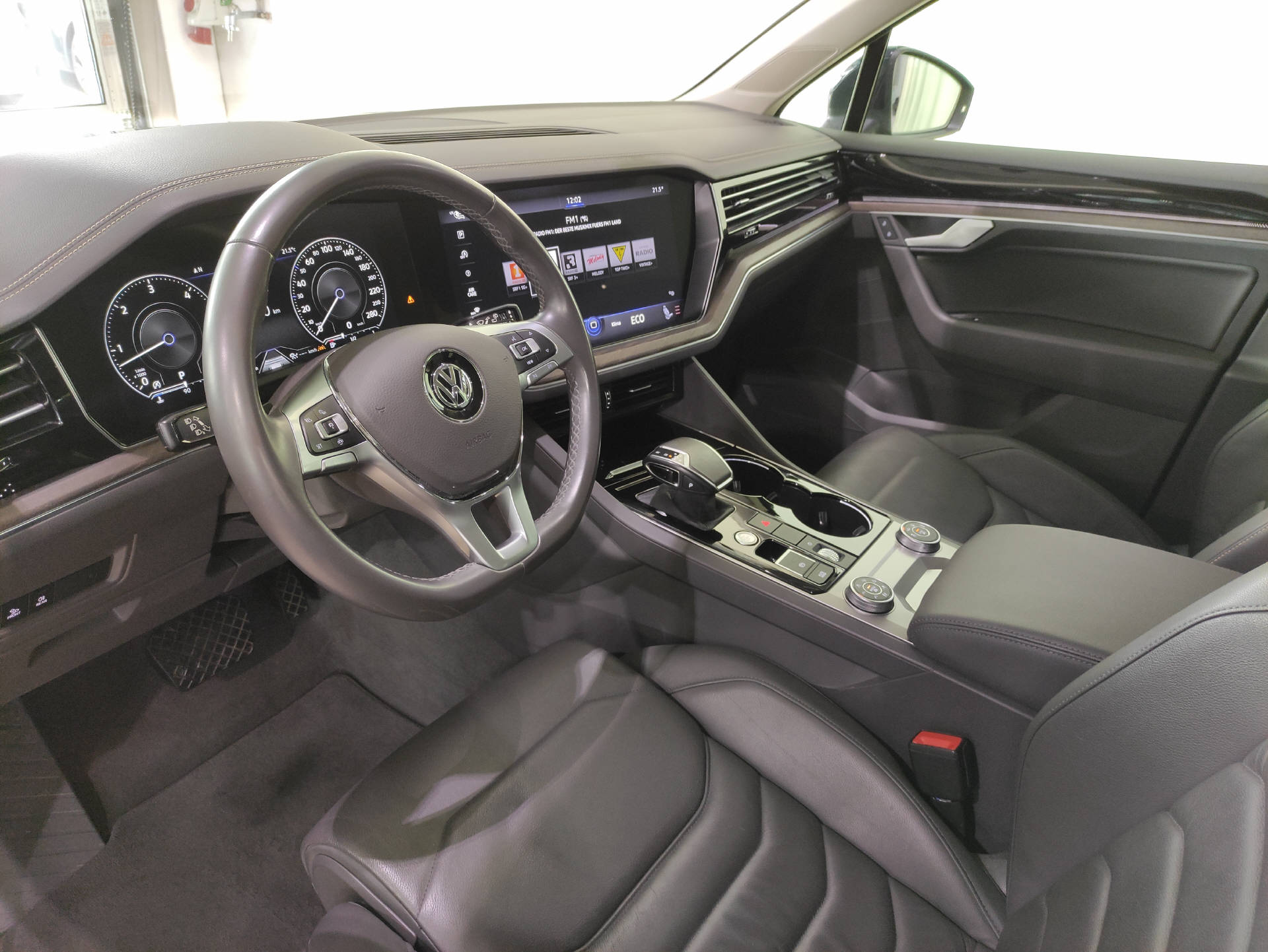 VW Touareg 3.0 V6 TDI Atmosphere-image-2