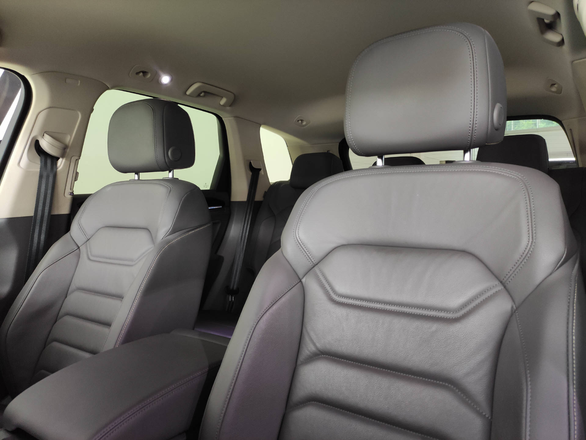 VW Touareg 3.0 V6 TDI Atmosphere-image-4