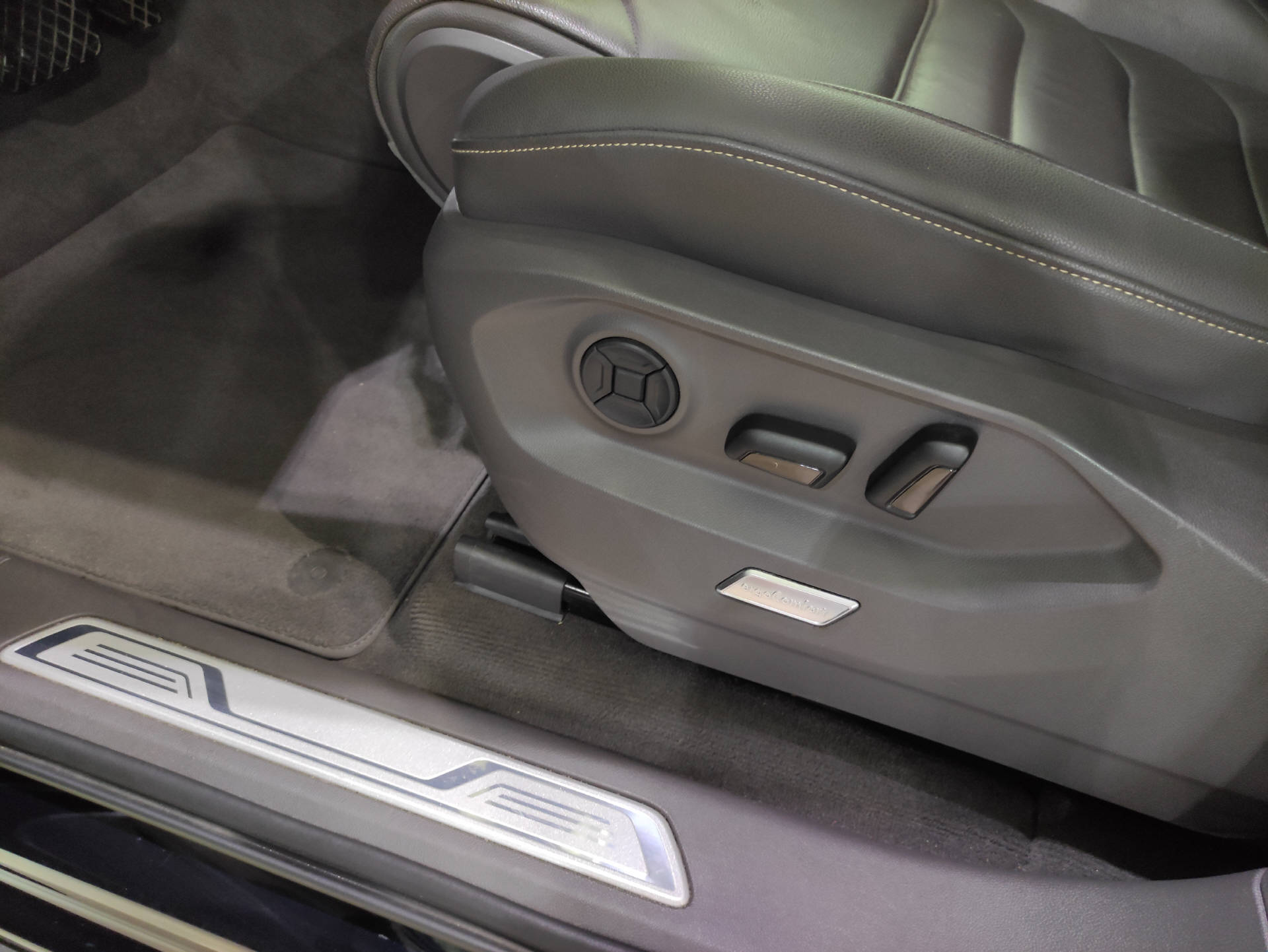 VW Touareg 3.0 V6 TDI Atmosphere-image-3