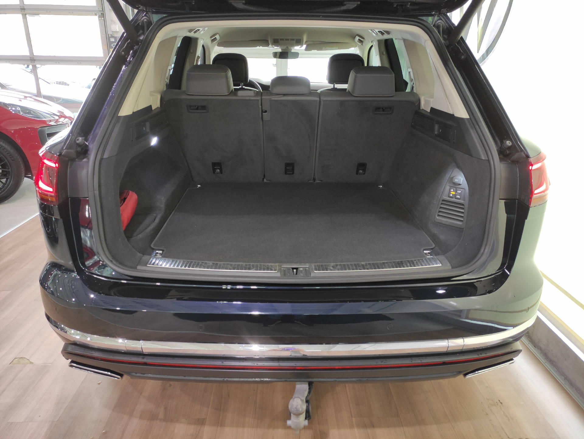 VW Touareg 3.0 V6 TDI Atmosphere-image-13