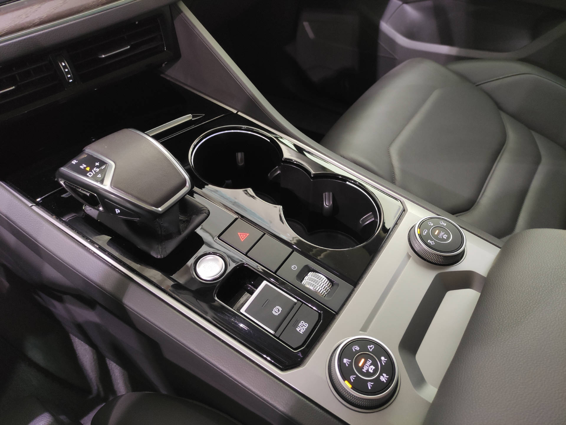 VW Touareg 3.0 V6 TDI Atmosphere-image-11