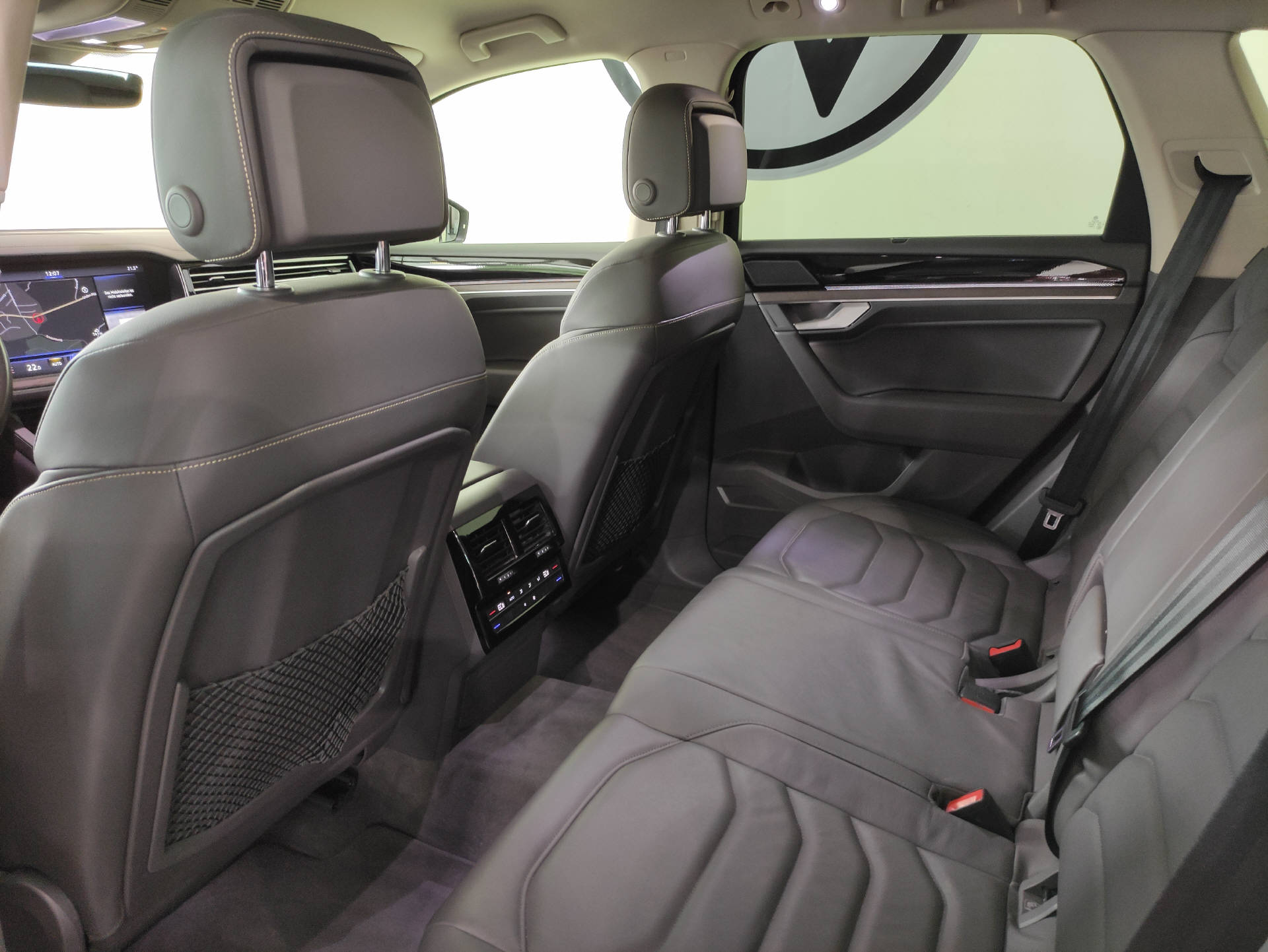 VW Touareg 3.0 V6 TDI Atmosphere-image-12