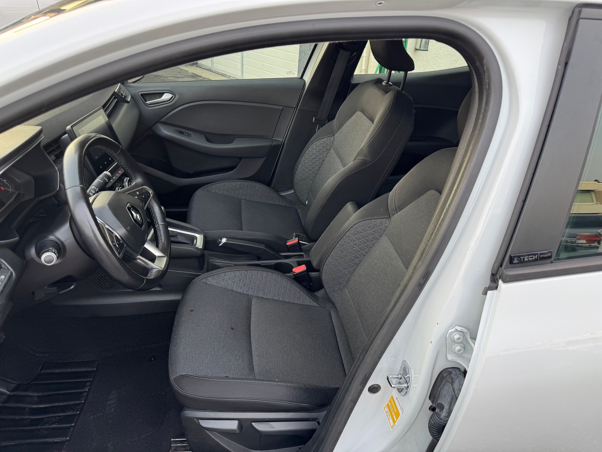 RENAULT Clio 1.6 E-Tech Edition One-image-7