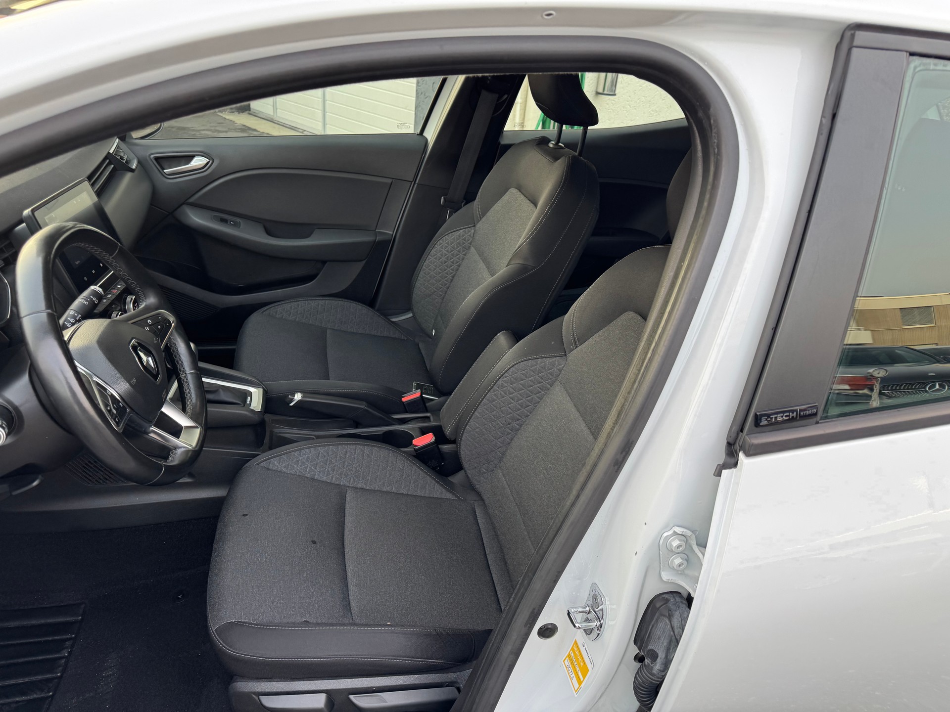 RENAULT Clio 1.6 E-Tech Edition One-image-14